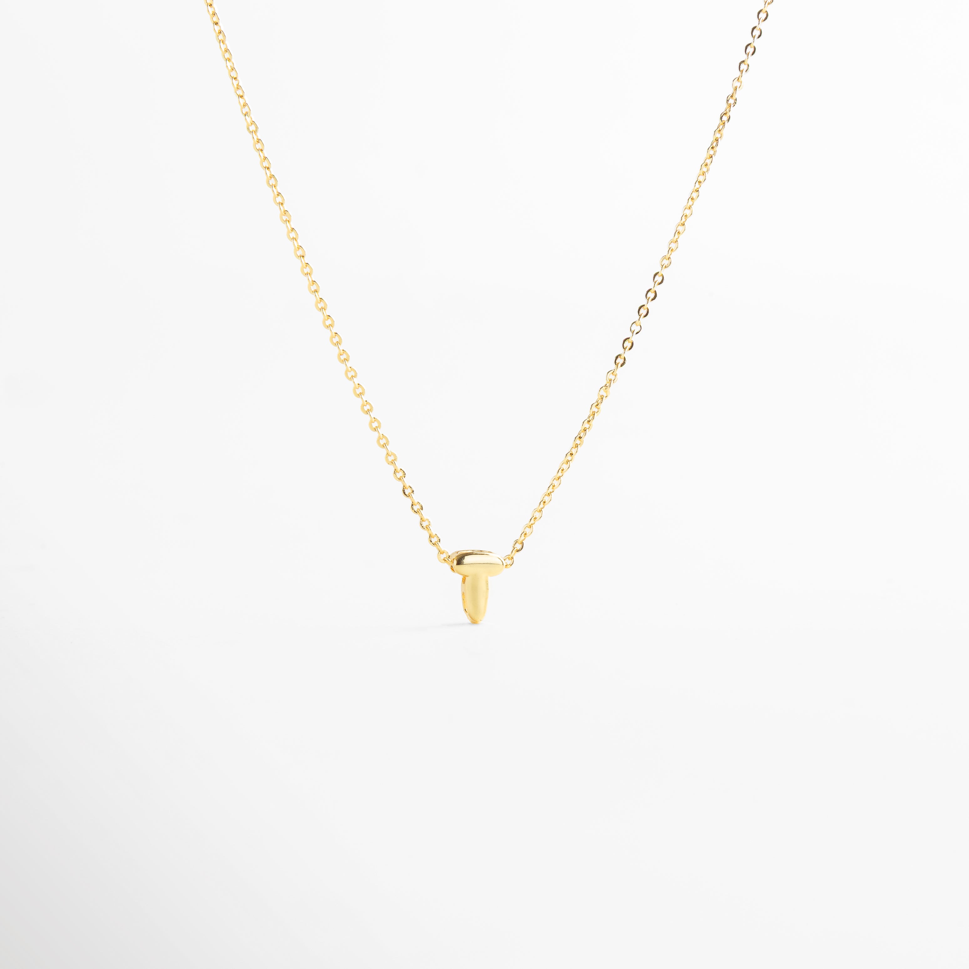 collar con letra inicial T en oro 18K mini bold, collar dorado con dije de letra inicial T, collar personalizado con inicial en oro, collar con letra colgante minimalista, collar con inicial chapado en oro 18K
