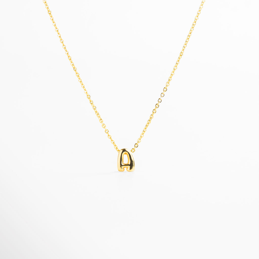 collar con letra inicial A en oro 18K mini bold, collar dorado con dije de letra inicial A, collar personalizado con inicial en oro, collar con letra colgante minimalista, collar con inicial chapado en oro 18K
