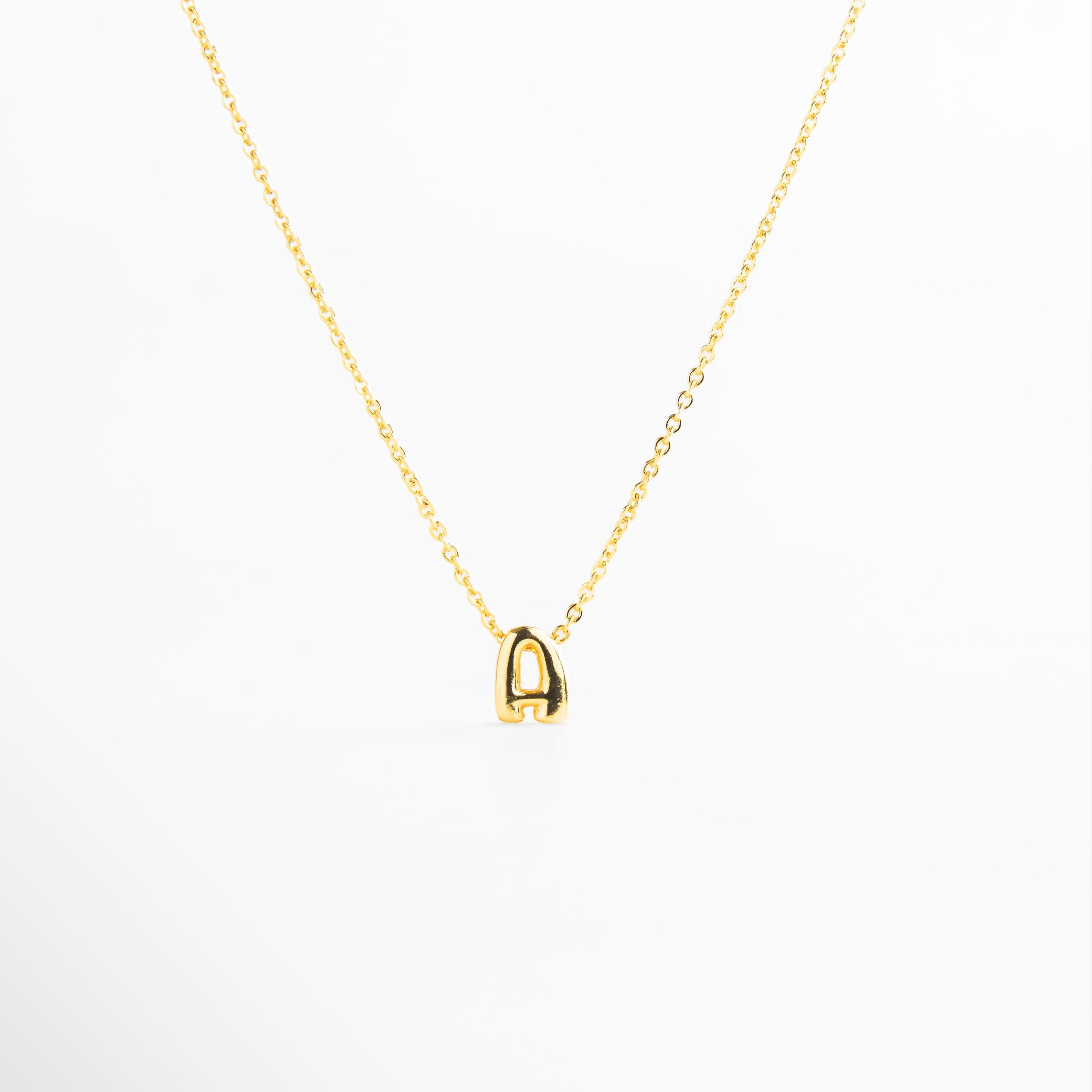 collar con letra inicial A en oro 18K mini bold, collar dorado con dije de letra inicial A, collar personalizado con inicial en oro, collar con letra colgante minimalista, collar con inicial chapado en oro 18K