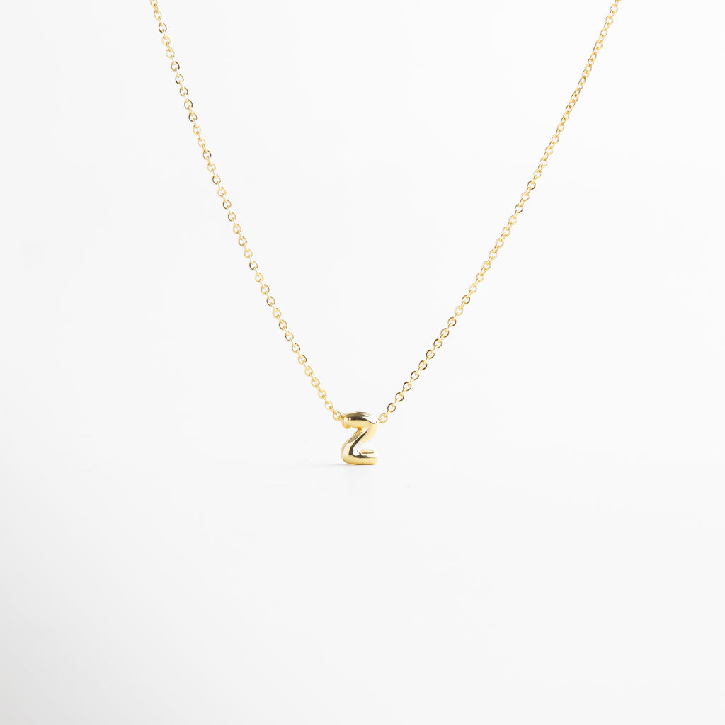 collar con letra inicial Z en oro 18K mini bold, collar dorado con dije de letra inicial Z, collar personalizado con inicial en oro, collar con letra colgante minimalista, collar con inicial chapado en oro 18K