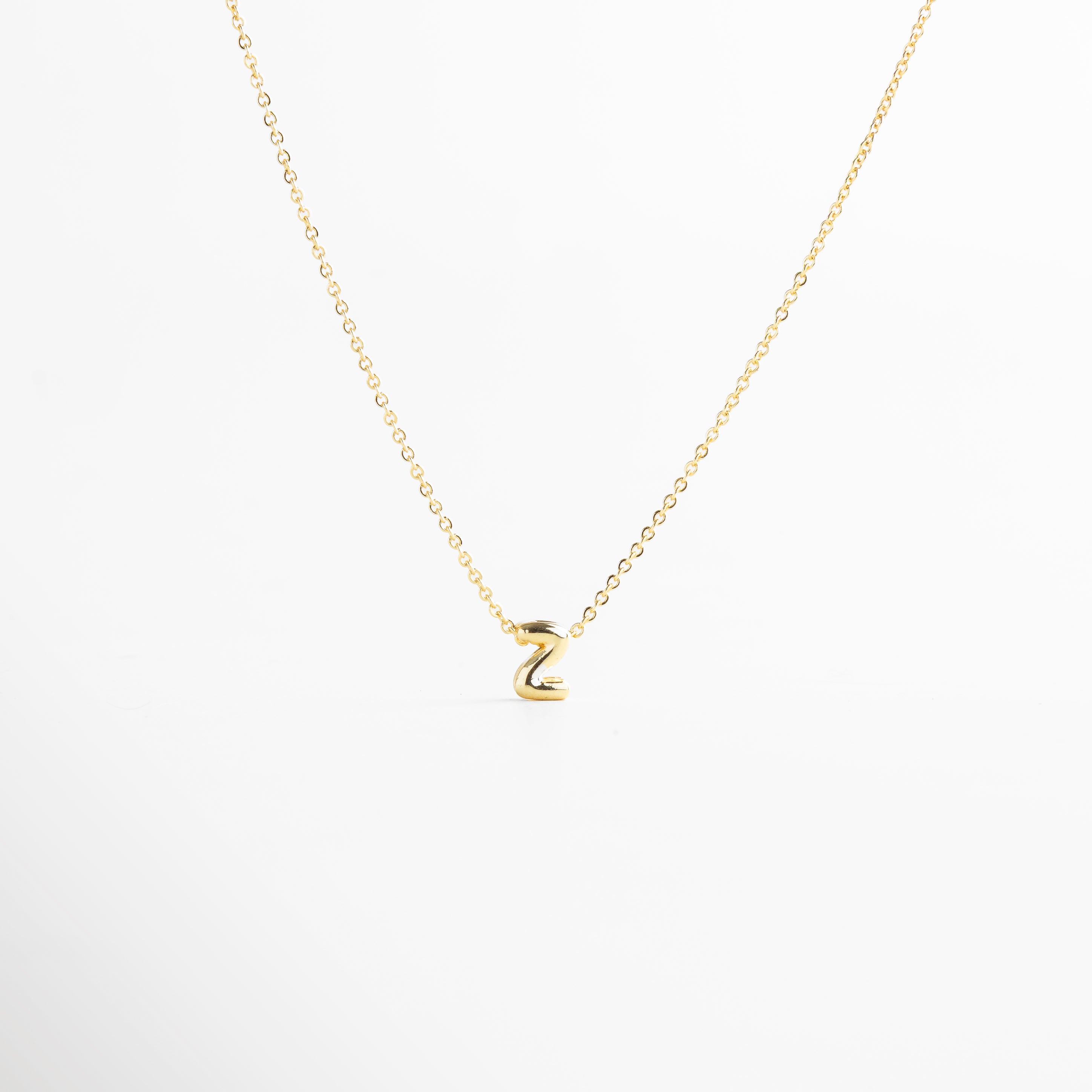 collar con letra inicial Z en oro 18K mini bold, collar dorado con dije de letra inicial Z, collar personalizado con inicial en oro, collar con letra colgante minimalista, collar con inicial chapado en oro 18K