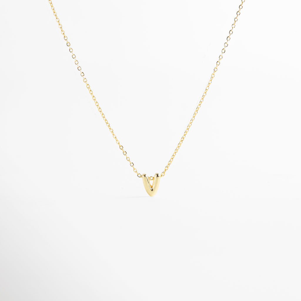 collar con letra inicial V en oro 18K mini bold, collar dorado con dije de letra inicial V, collar personalizado con inicial en oro, collar con letra colgante minimalista, collar con inicial chapado en oro 18K