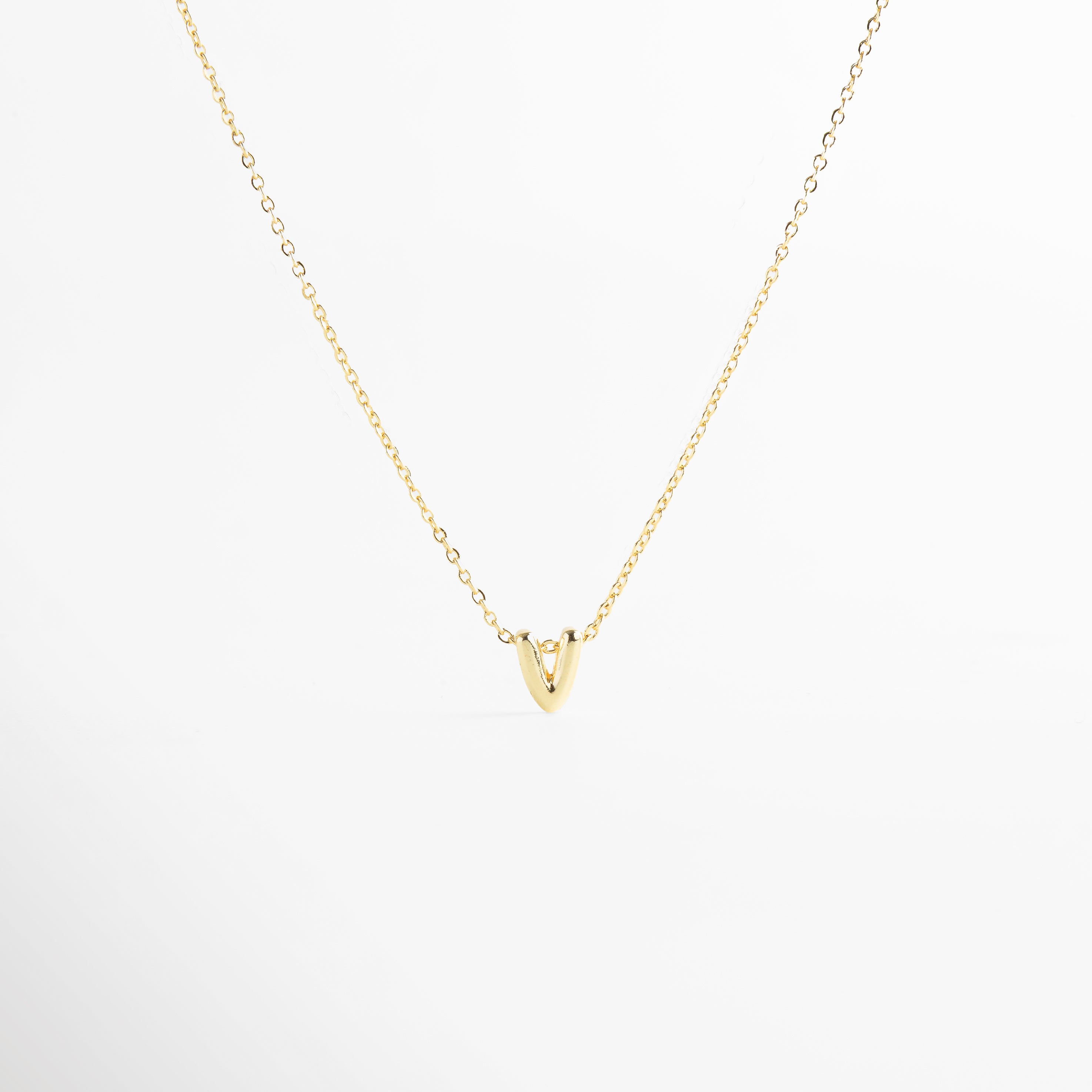 collar con letra inicial V en oro 18K mini bold, collar dorado con dije de letra inicial V, collar personalizado con inicial en oro, collar con letra colgante minimalista, collar con inicial chapado en oro 18K