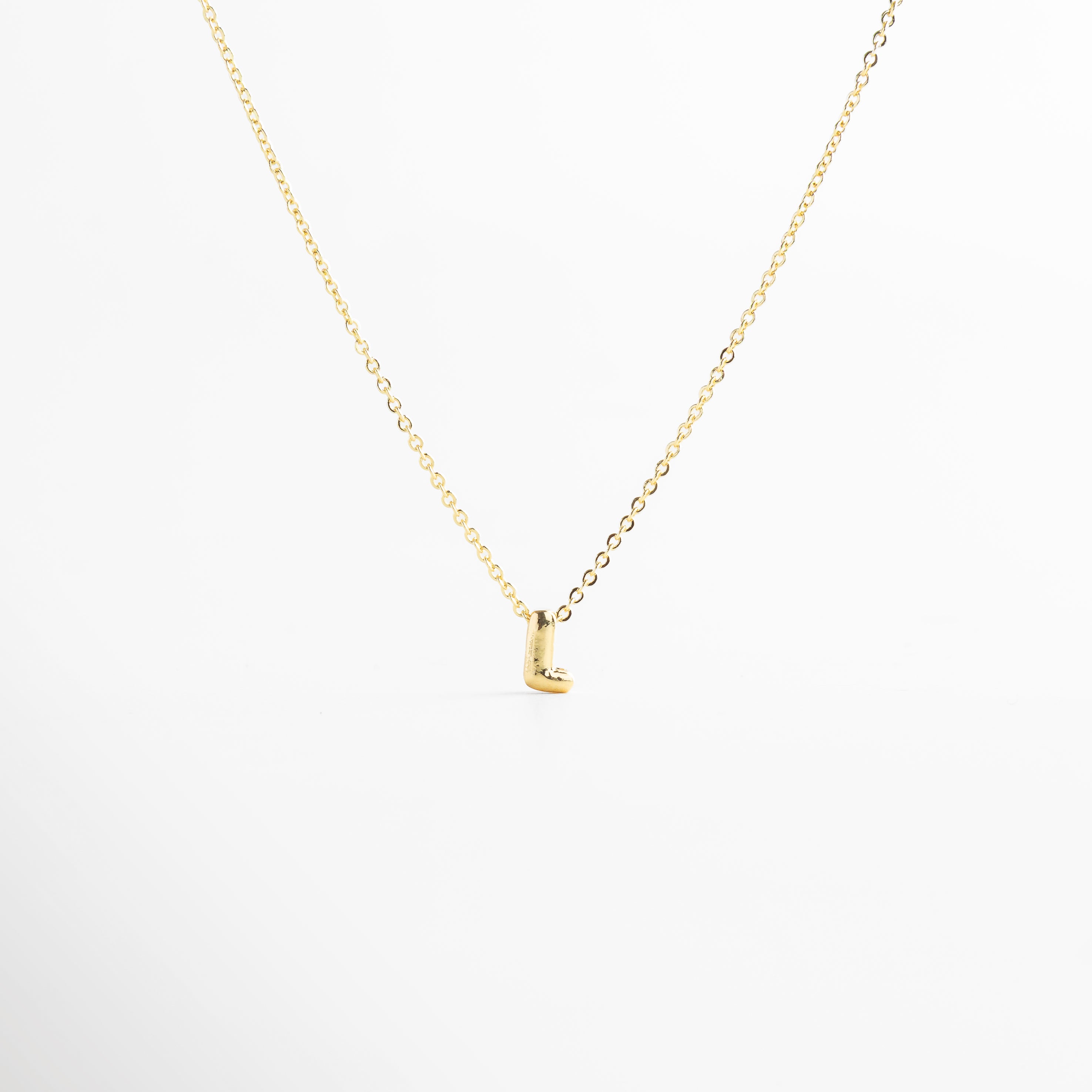 collar con letra inicial L en oro 18K mini bold, collar dorado con dije de letra inicial L, collar personalizado con inicial en oro, collar con letra colgante minimalista, collar con inicial chapado en oro 18K