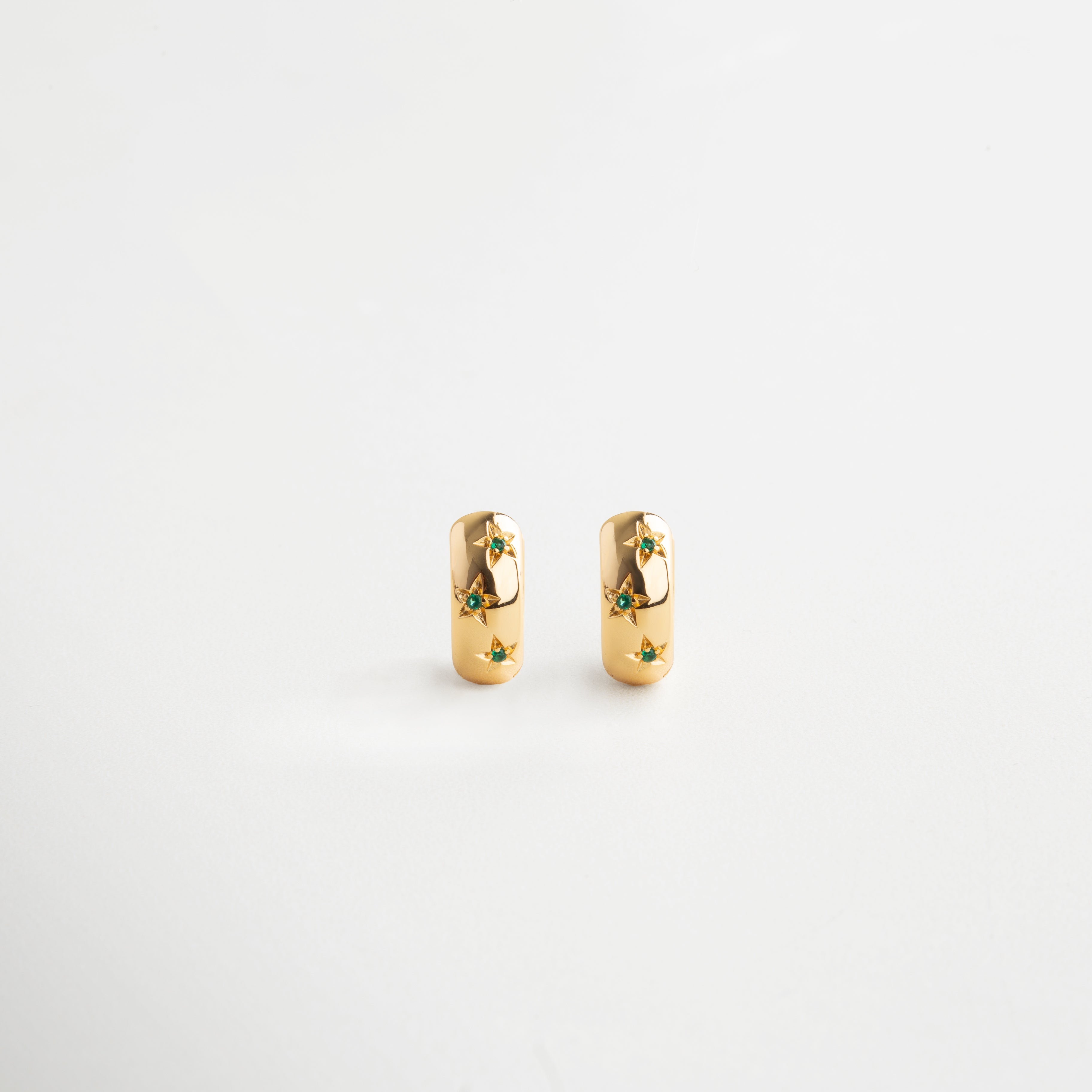 Arracadas doradas con estrellas y zirconias, Aretes en forma de aro con estrellas verdes, Hoops doradas con diseño etéreo y brillante, Aretes pequeños estilo constelación, Par de arracadas con incrustaciones de zirconia
