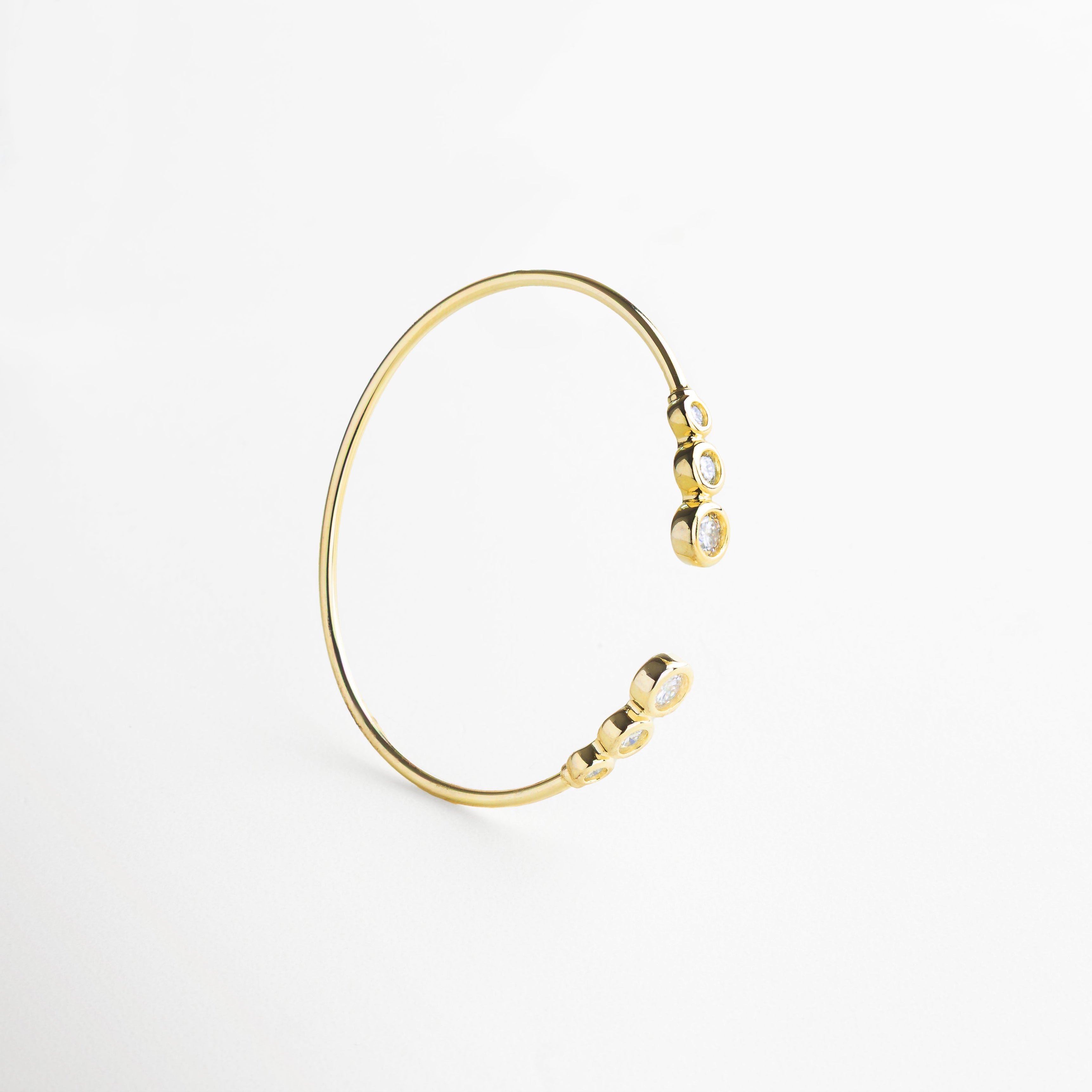 Tamaño ideal para lucir elegante sin ser ostentosa, Proporciones equilibradas que destacan la moissanita sin sobrecargar la pieza, Ajuste cómodo y natural para diferentes estilos y ocasiones, Perfecta para quienes prefieren joyas delicadas con impacto visual, Diseño pensado para complementar sin competir con otros accesorios