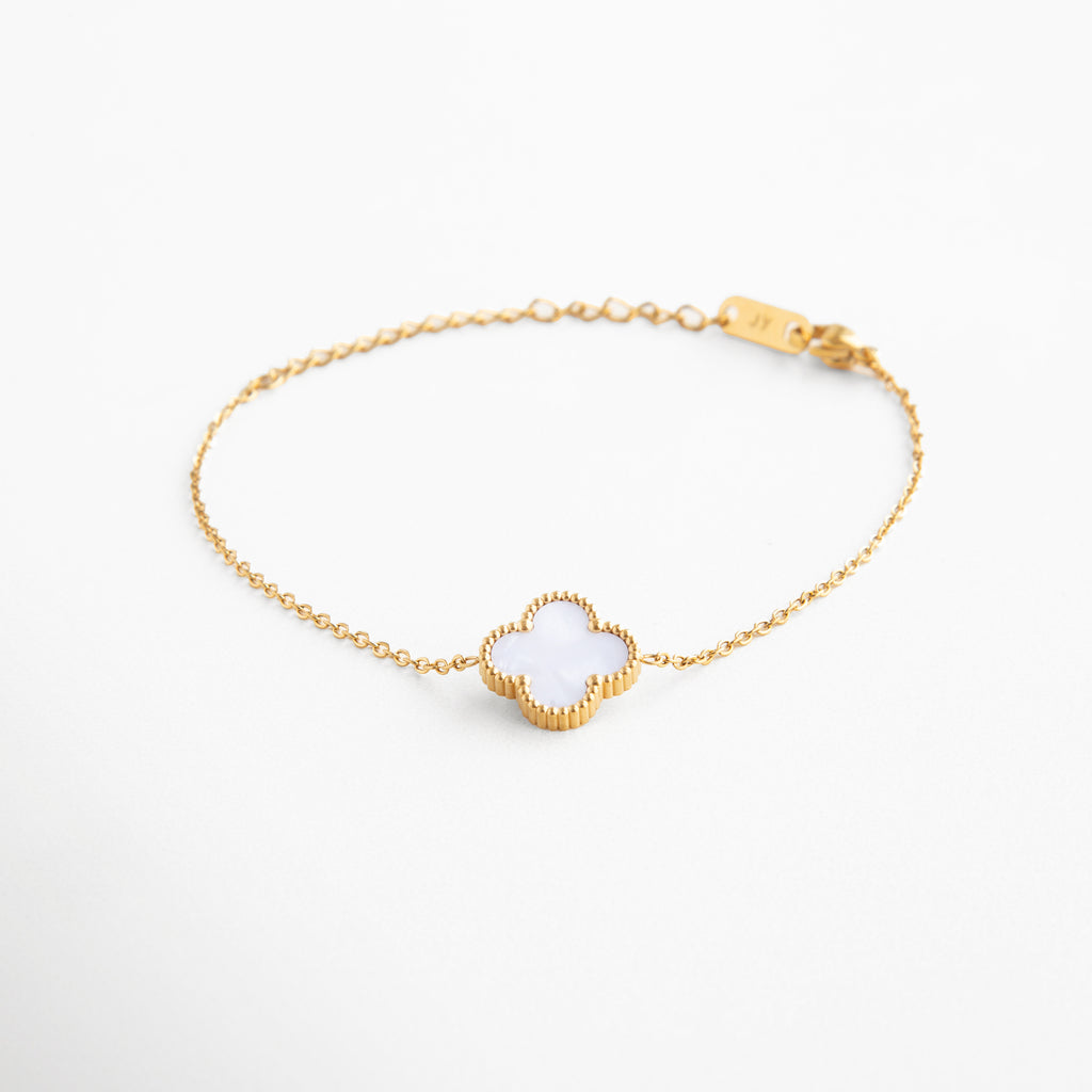 Pulsera dorada con dije de trébol blanco y piedra nácar, Joya de acero inoxidable con baño de oro 18K, Pulsera elegante con diseño de buena suerte, Accesorio minimalista con símbolo de fortuna, Diseño armonioso con encanto natural y sutil