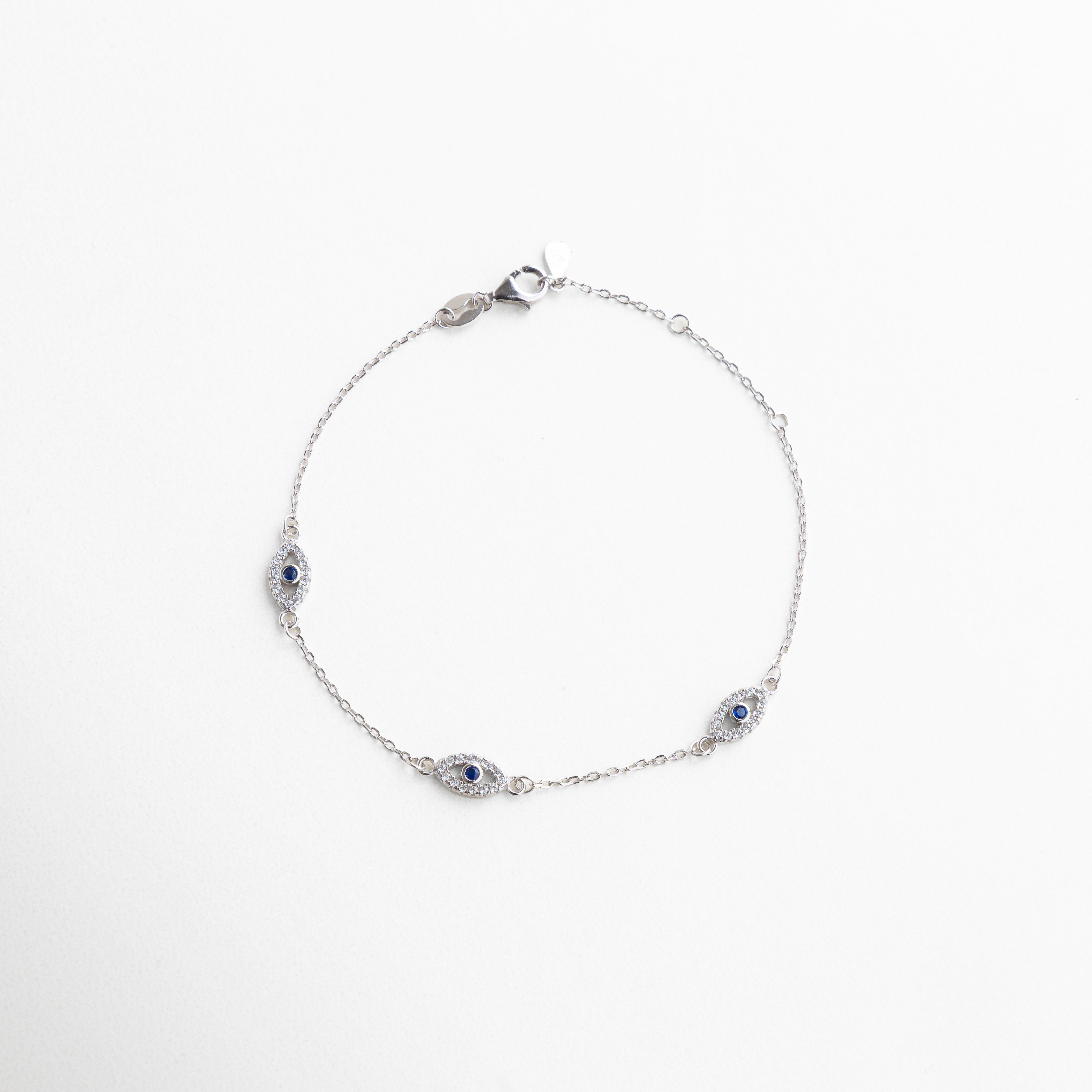Pulsera ajustable de 16 + 3 cm, Tamaño discreto con dijes pequeños, Medida ideal para muñeca delgada, Proporción elegante con diseño simbólico, Pulsera ligera con presencia sutil