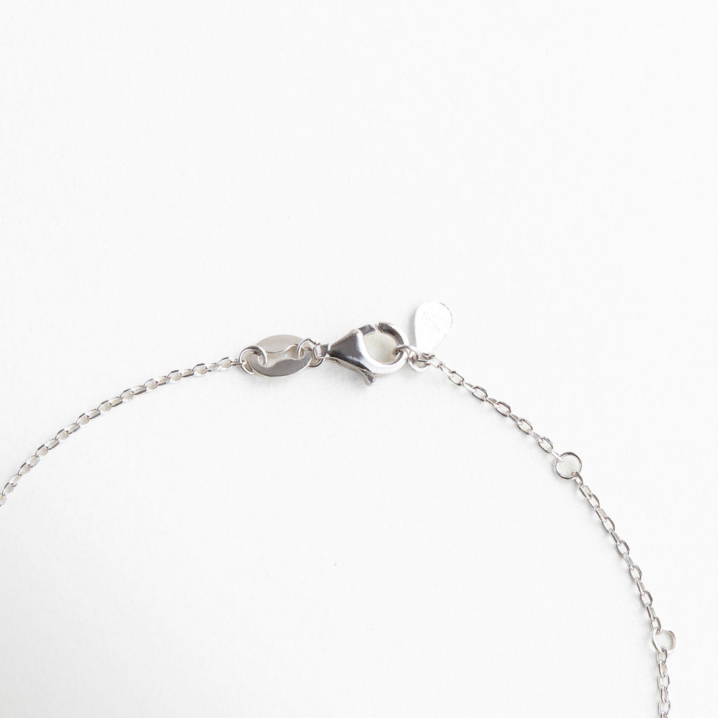 Cierre de mosquetón en tono plateado, Ajuste con cadena extensora fina, Sistema seguro con acabado brillante, Broche metálico con detalles pulidos, Enganche delicado en Plata .925