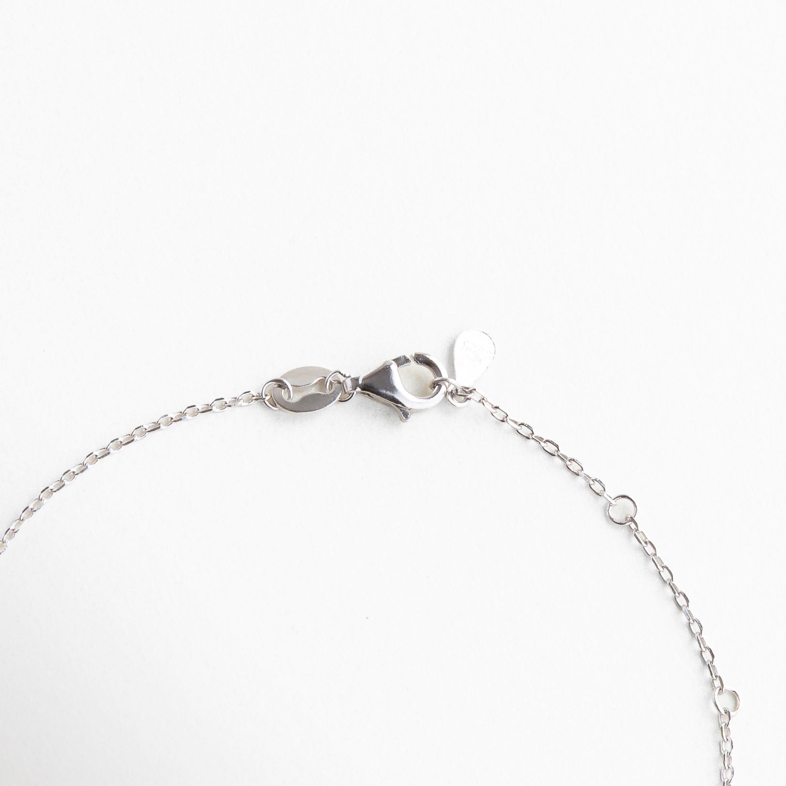 Cierre de mosquetón en tono plateado, Ajuste con cadena extensora fina, Sistema seguro con acabado brillante, Broche metálico con detalles pulidos, Enganche delicado en Plata .925