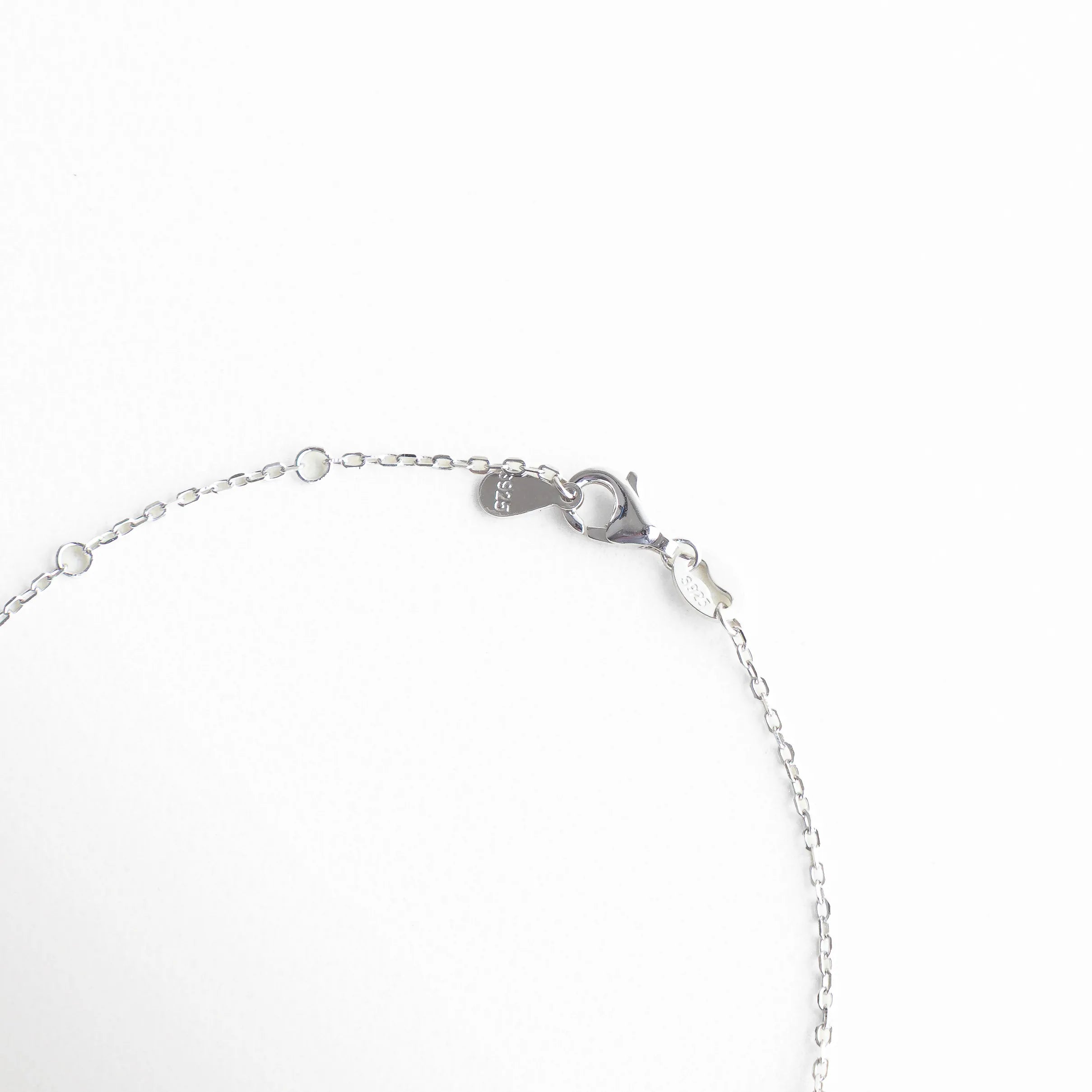 Detalle de broche en pulsera plata 925 con cadena ajustable, Cierre de pulsera con extensión 16+3 cm en acabado oro blanco, Vista cercana de cadena y broche de pulsera elegante con zirconias, Pulsera con cierre metálico resistente y acabado brillante, Detalle de ajuste de pulsera fina con diseño delicado y funcional