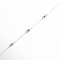 Pulsera plata 925 con tres ojos turcos y zirconias en acabado oro blanco 18K, Pulsera delicada con dijes de ojo turco azul y brillo sutil en fondo claro, Pulsera fina con tres amuletos ojo turco y zirconias alineadas en diagonal, Diseño elegante de pulsera plateada con ojos turcos y detalles brillantes, Pulsera minimalista con símbolos de protección y zirconias en tono plata
