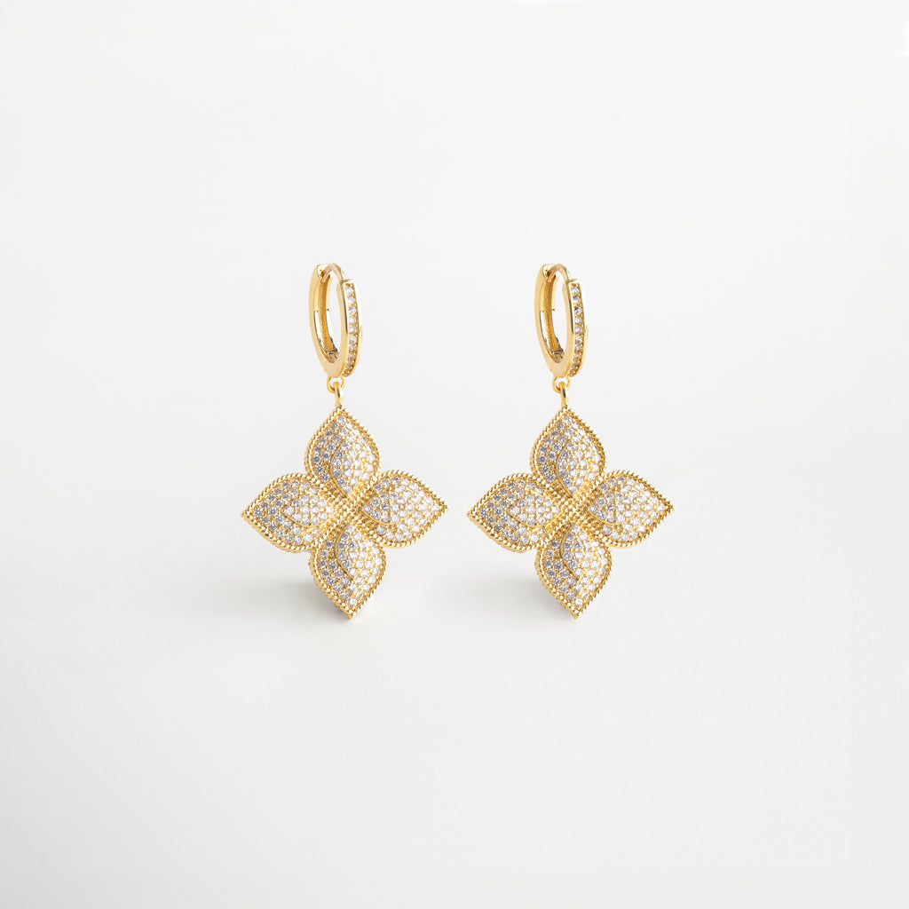 Aretes florales dorados con zirconias brillantes, Par de aretes flor tridimensional en baño de oro 18K, Aretes con diseño escultural de flor y brillo elegante, Aretes dorados con forma de flor y detalle festivo