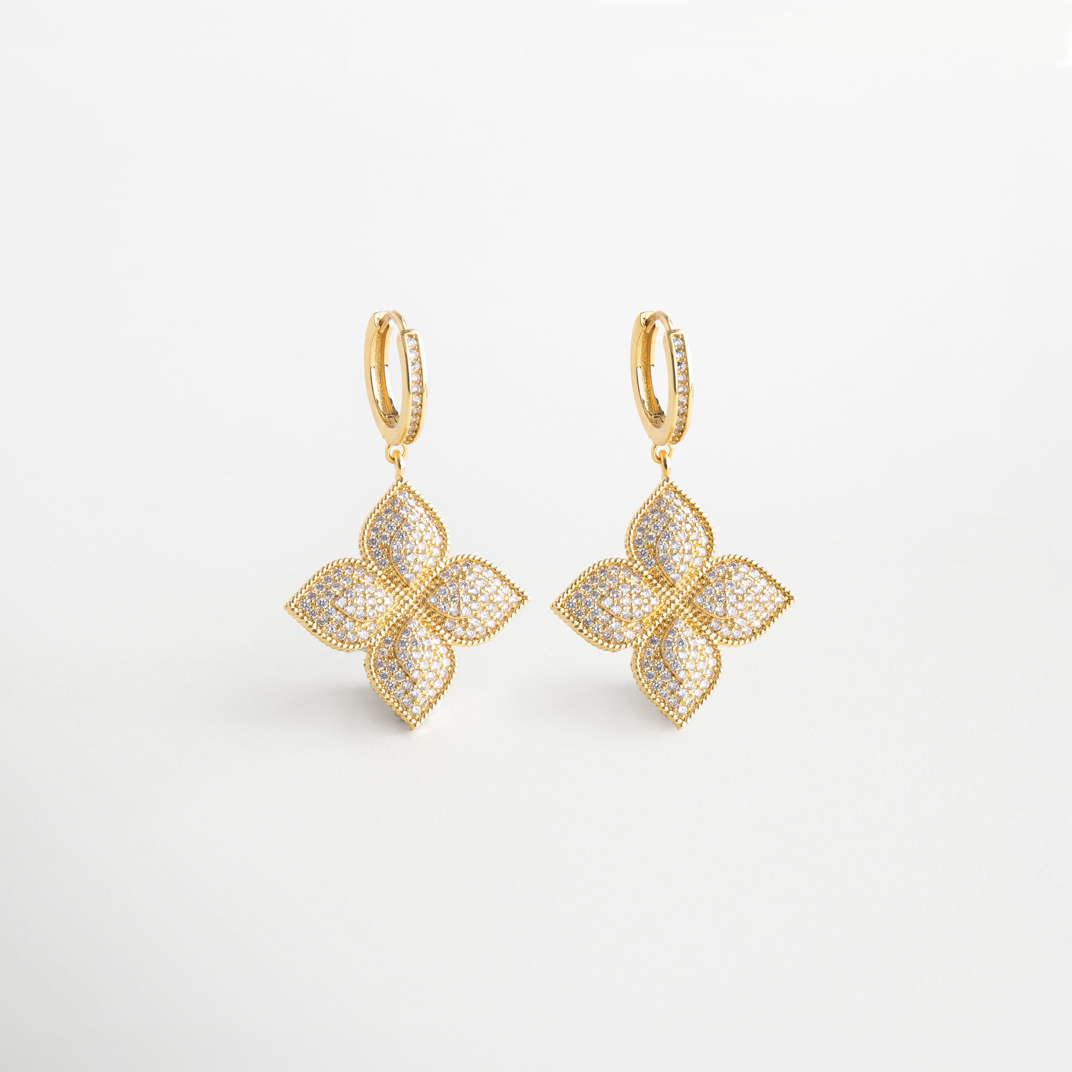 Aretes florales dorados con zirconias brillantes, Par de aretes flor tridimensional en baño de oro 18K, Aretes con diseño escultural de flor y brillo elegante, Aretes dorados con forma de flor y detalle festivo