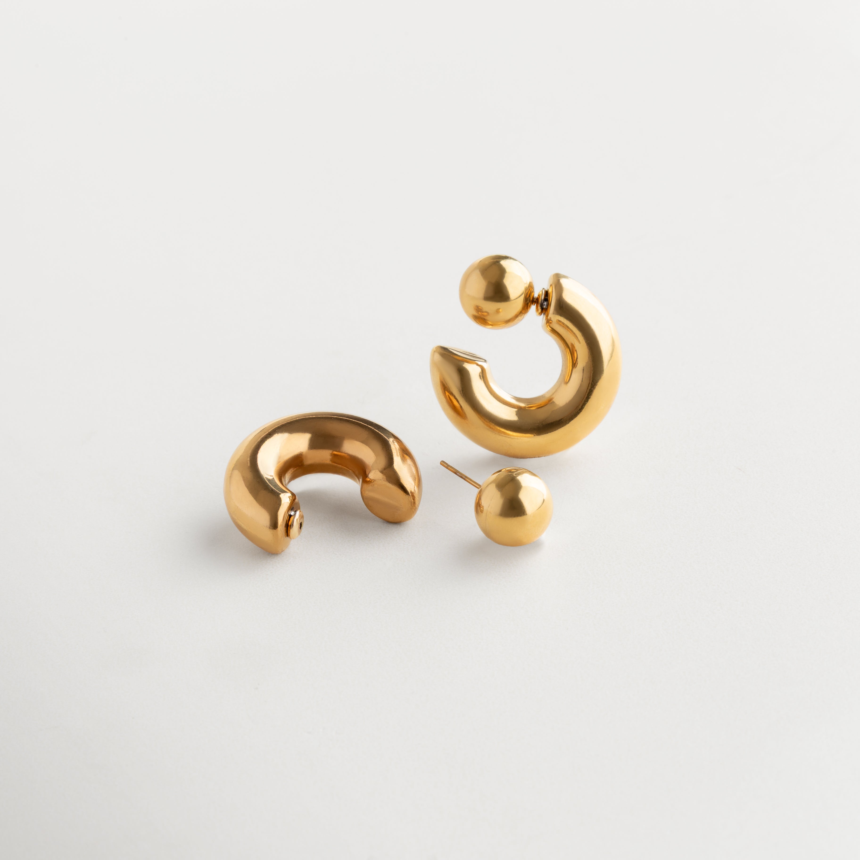 Arracadas doradas grandes y pulidasAretes redondos con baño en oro 18K, Aros lisos de acero inoxidable dorado, Diseño circular elegante y moderno, Aretes dorados de 3.5 cm con brillo 