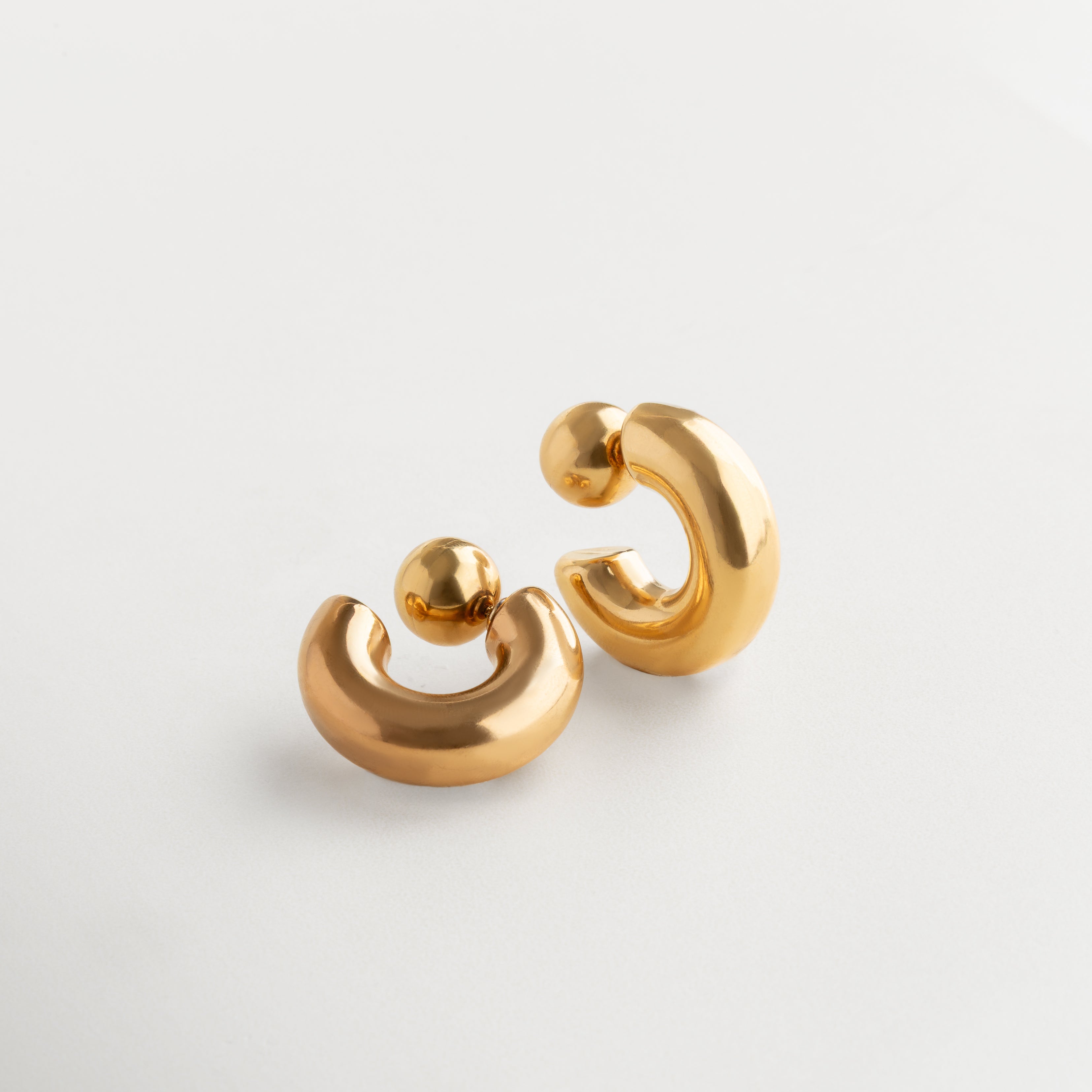 aretes de aro dorados estilo moderno, hoops dorados elegantes para mujer, aretes dorados clásicos tipo argolla, aretes dorados redondos con acabado brillante, argollas doradas básicas de moda