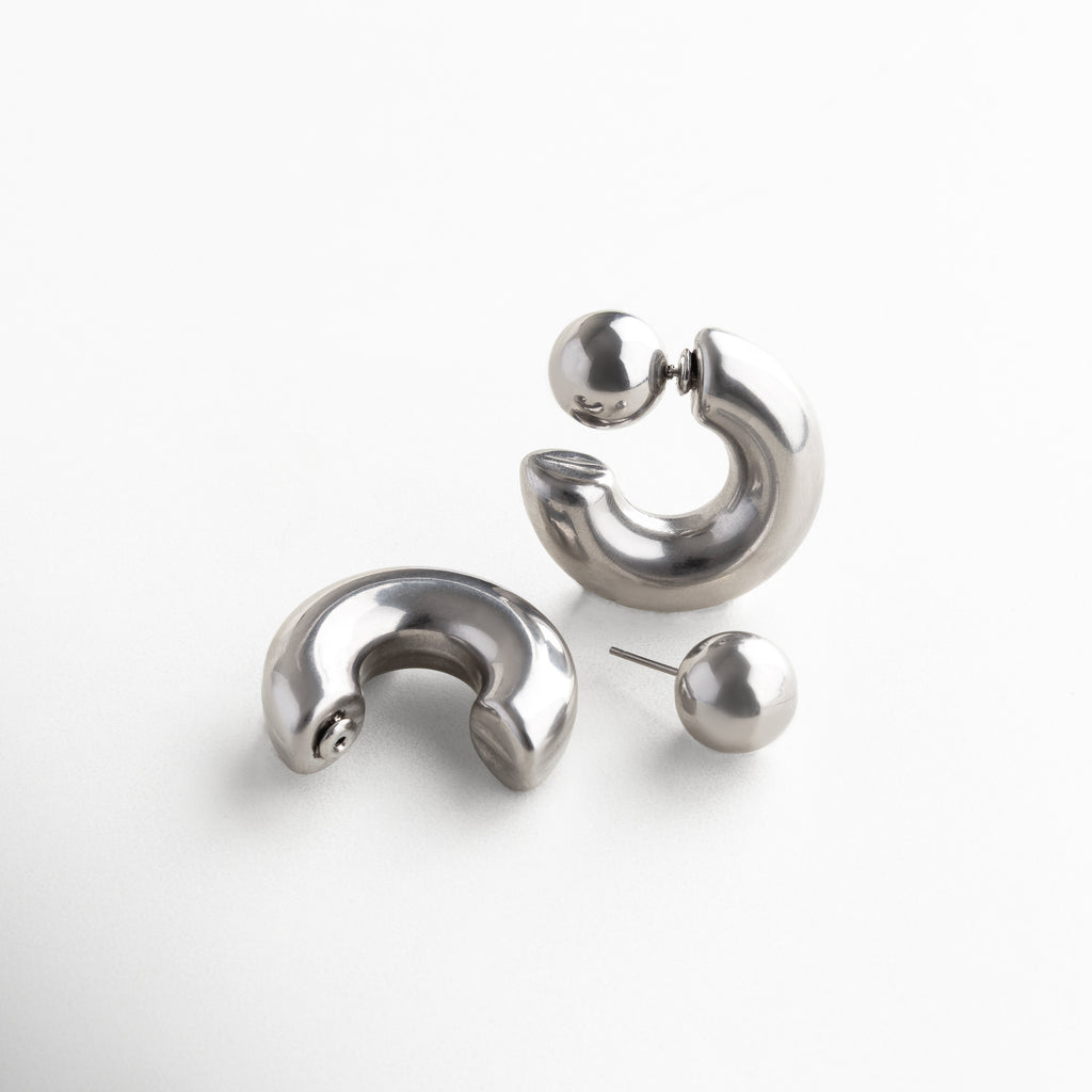 Arracadas plateadas grandes y pulidas, Aretes redondos con acabado en oro blanco, Aros lisos de acero inoxidable 316, Diseño elegante y moderno en tono plateado, Aretes circulares de 3.5 cm de diámetro