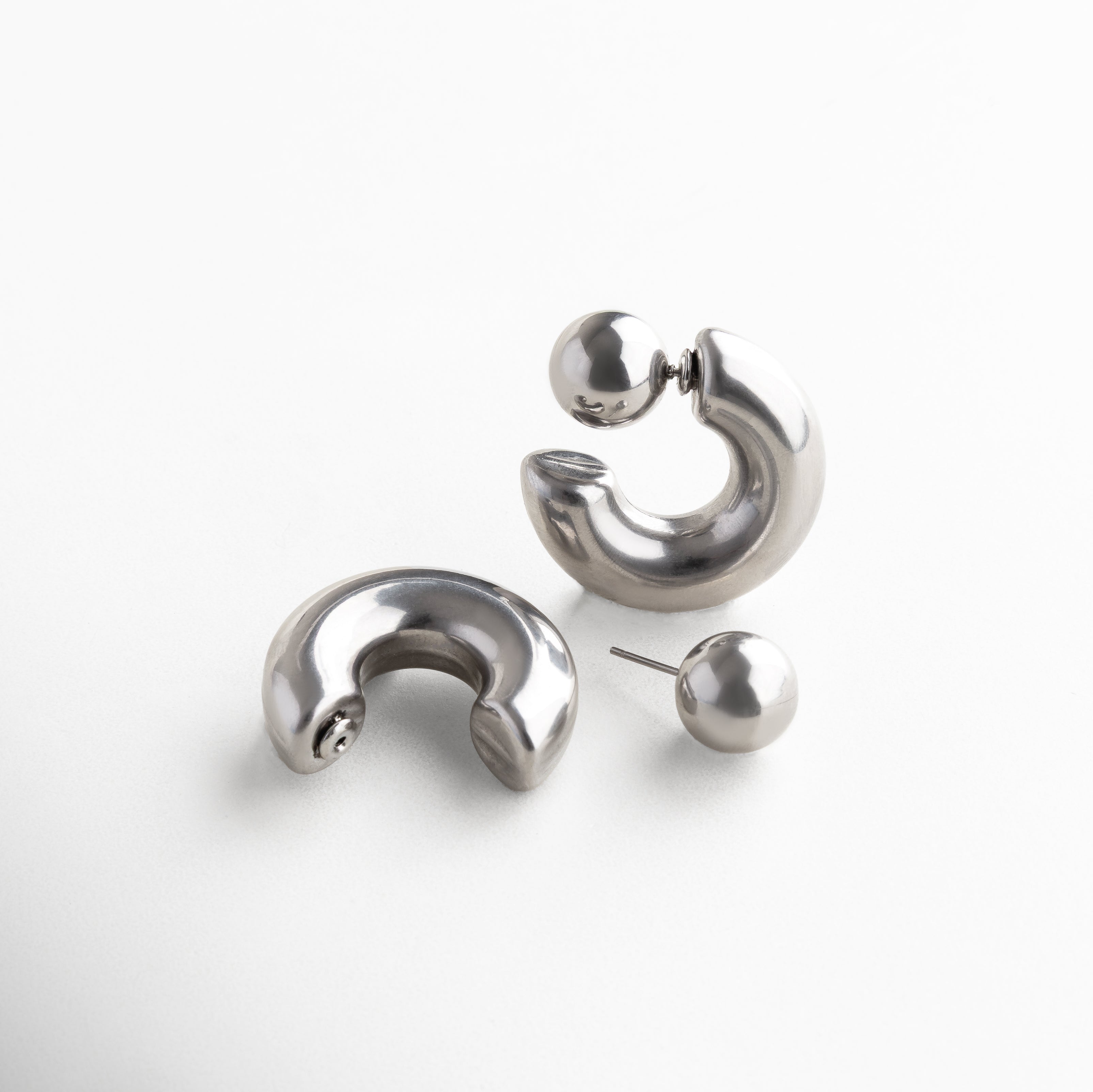 Arracadas plateadas grandes y pulidas, Aretes redondos con acabado en oro blanco, Aros lisos de acero inoxidable 316, Diseño elegante y moderno en tono plateado, Aretes circulares de 3.5 cm de diámetro