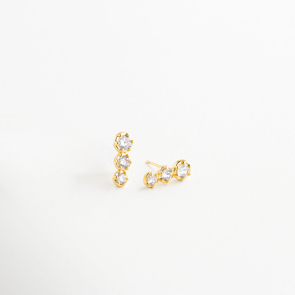 Aretes Golden Tris dorados de 1.4 cm de largo y 1.3 cm de ancho, Escala de aretes pequeños dorados con diseño de esferas brillantes, Medidas de aretes minimalistas en chapa de oro con zirconias, Joyería dorada discreta: aretes con tres piedras y forma compacta