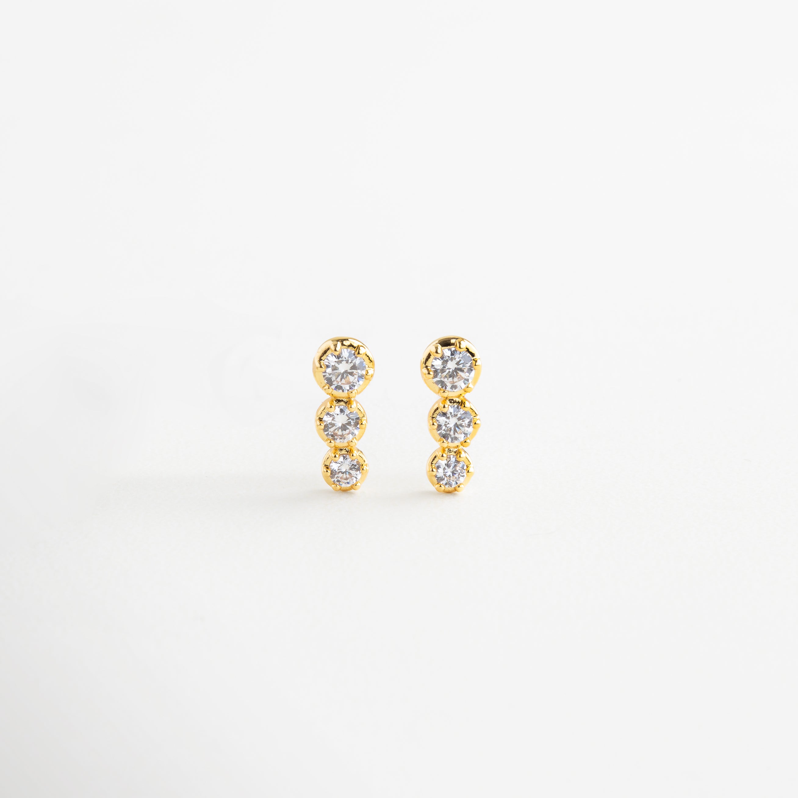 Aretes dorados pequeños con tres esferas de zirconia, Par de aretes Golden Tris en chapa de oro 18K con brillo sutil, Aretes dorados minimalistas con diseño de triada brillante, Aretes elegantes y discretos con zirconias en tono dorado