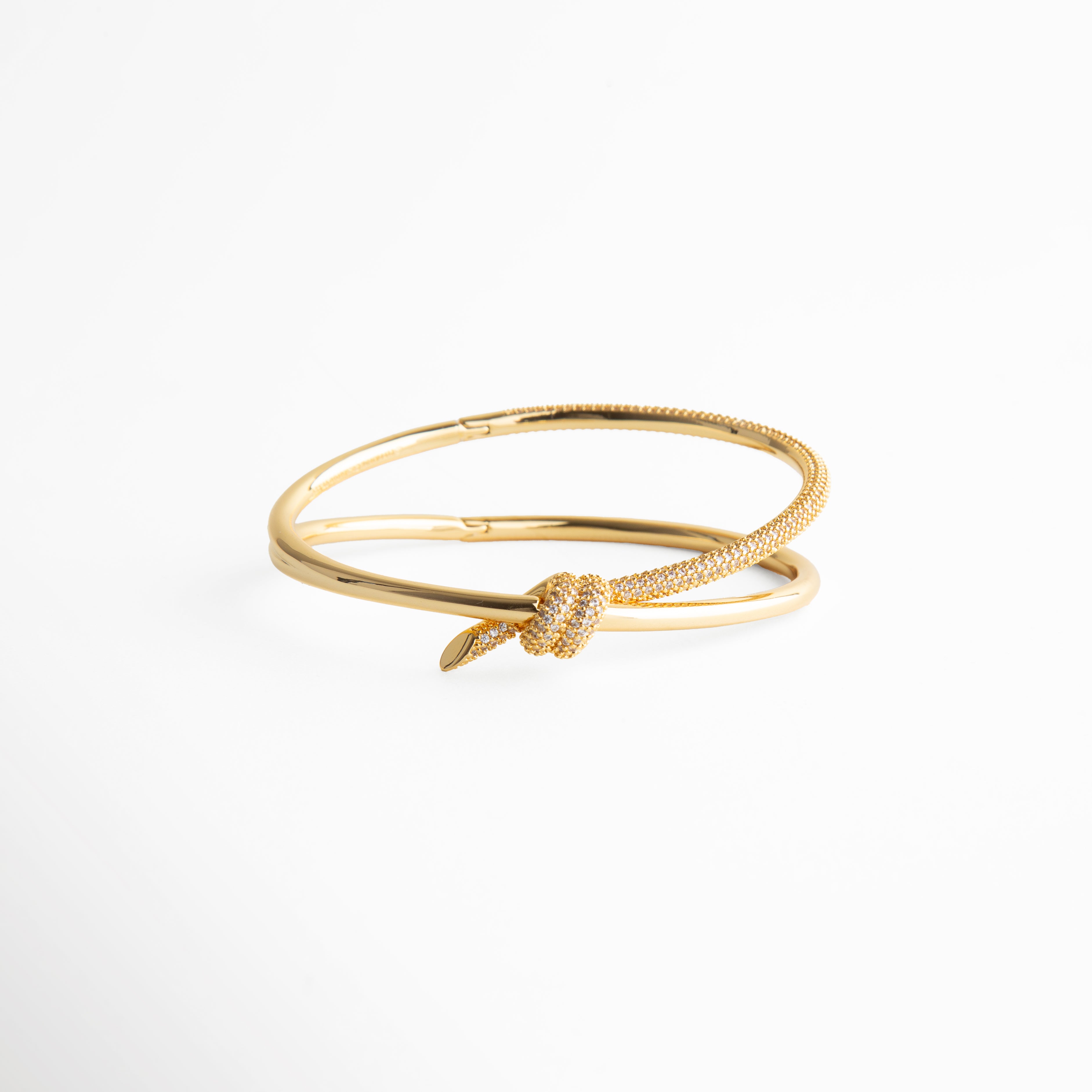 pulsera dorada vista frontal, pulsera elegante minimal, joyería femenina dorada, accesorios clásicos mujer, pulsera chic diaria, joyería básica premium, pulsera moderna, pulsera delicada