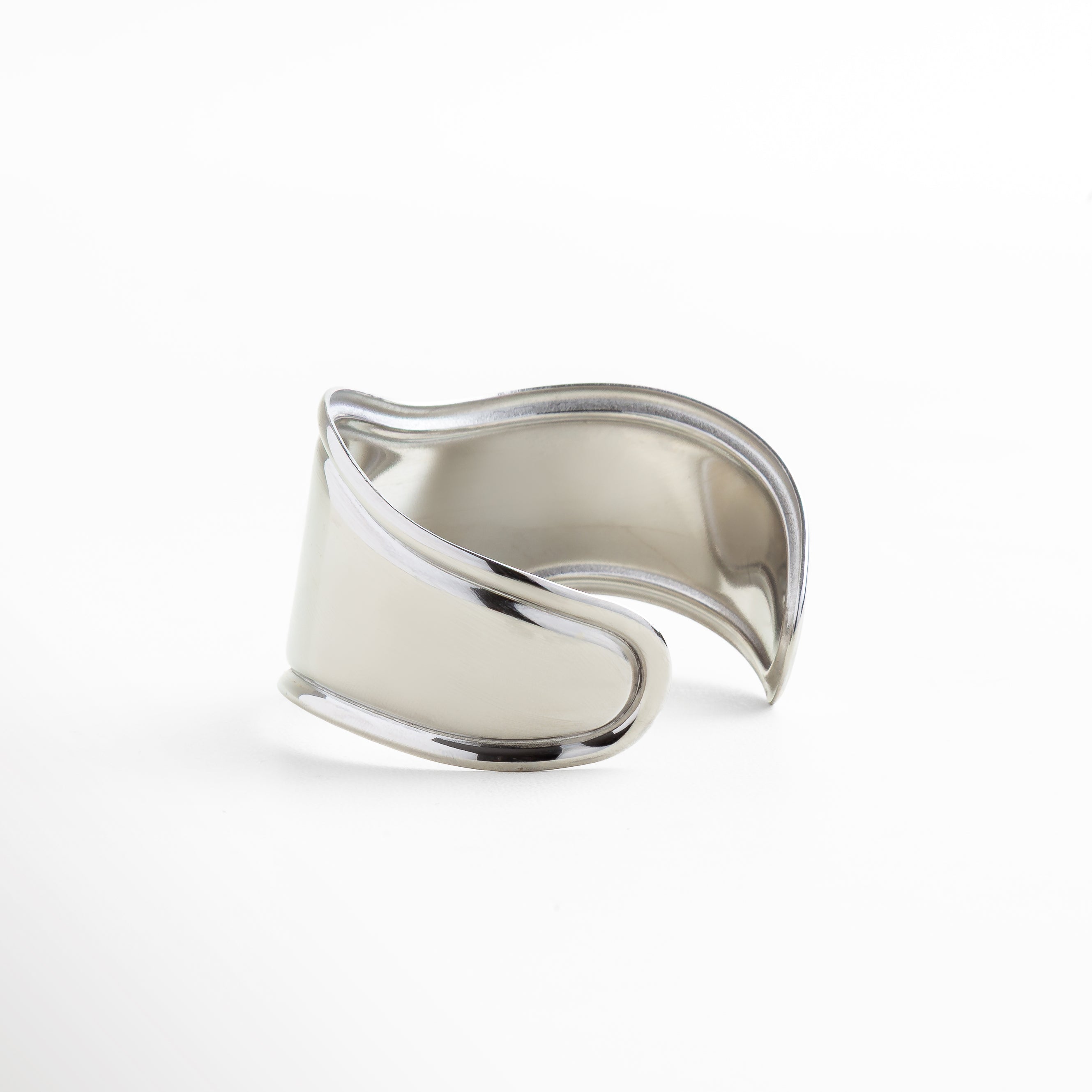 Pulsera rígida plateada sin broche para ajuste fácil, Diseño abierto para colocar en la muñeca cómodamente, Cierre natural por estructura rígida ovalada, Ajuste seguro sin mecanismos adicionales, Brazalete versátil para uso diario o de noche