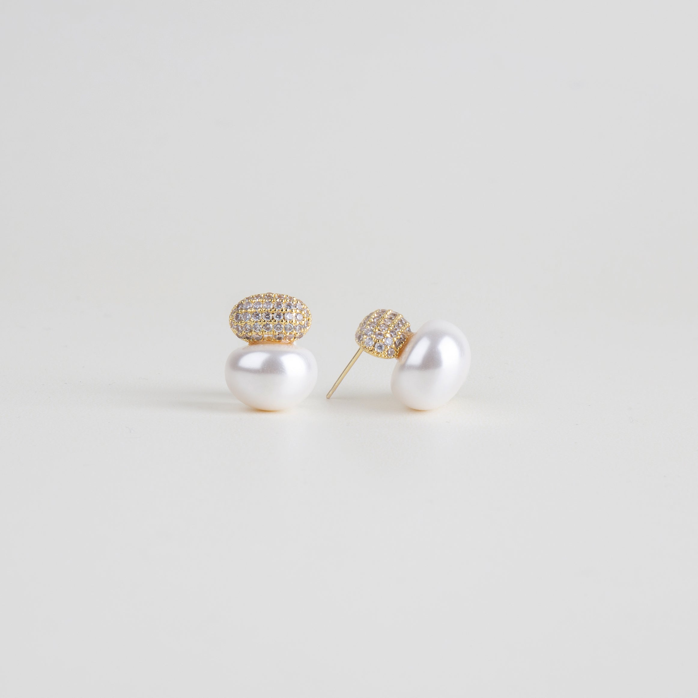 joyería de chapa de oro, aretes a base de chapa de oro con zirconia, aretes pequeños atemporales