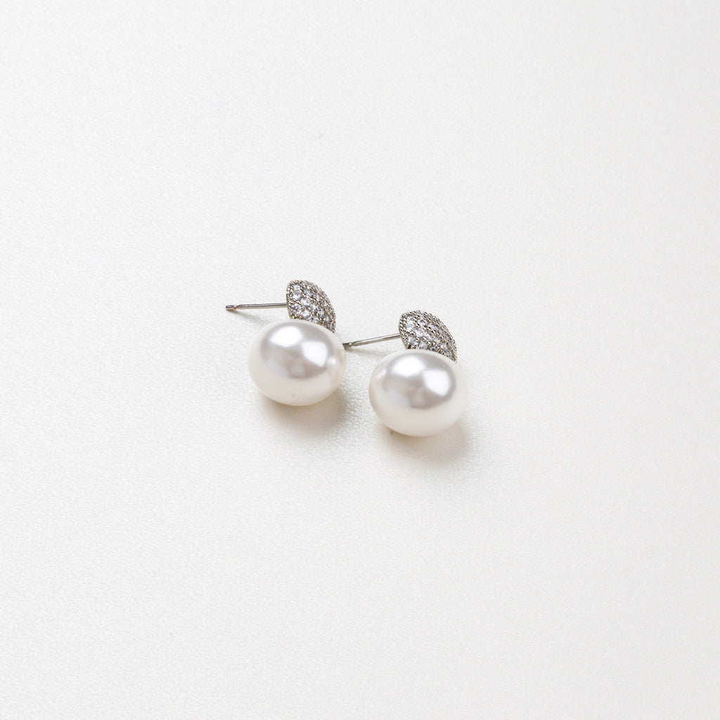 Aretes de perla blanca con base brillante tipo diamante, joyería fina y elegante para mujer