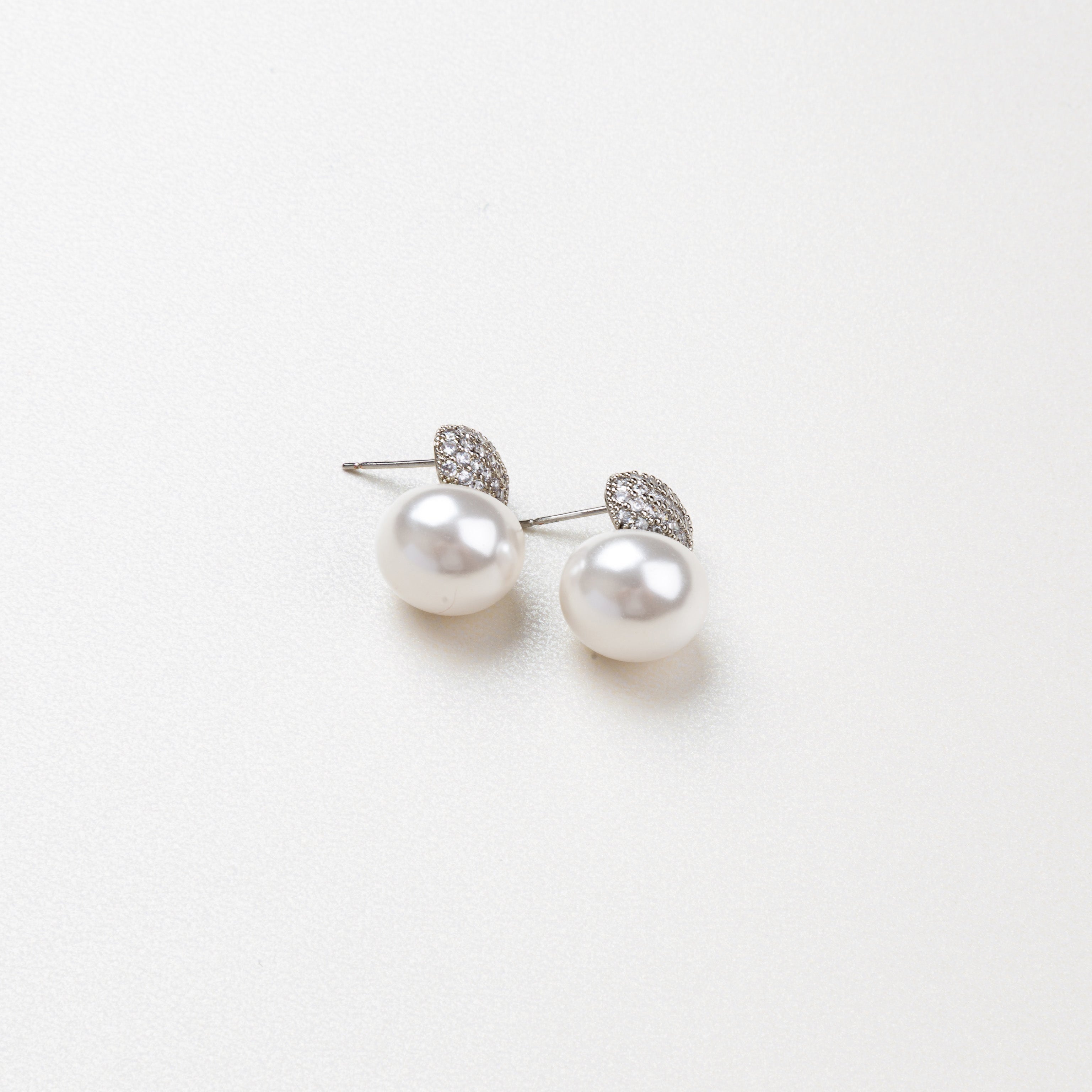 Aretes de perla blanca con base brillante tipo diamante, joyería fina y elegante para mujer