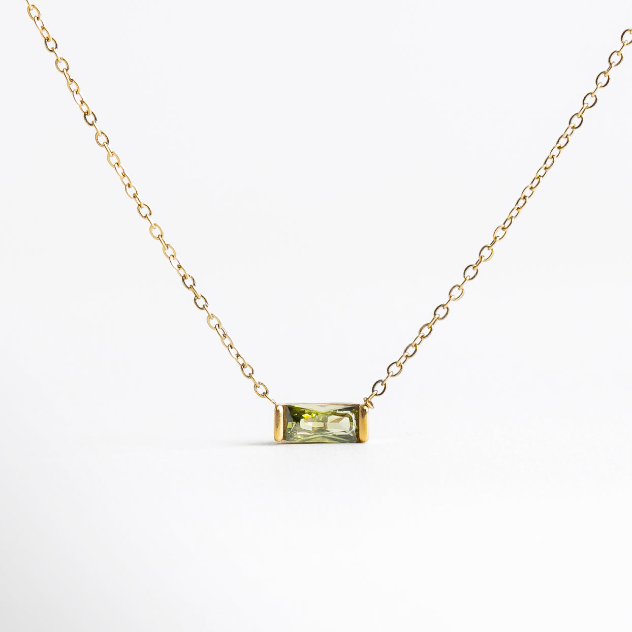 collar piedra natal agosto peridoto verde vista frontal, collar birthstone agosto dije verde brillante, collar con zirconia verde agosto vista completa, collar personalizado mes agosto con piedra verde, dije pequeño verde collar de agosto