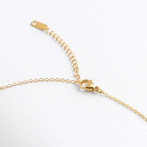 broche del collar birthstone chapado en oro, cierre de cadena dorada con piedra de nacimiento, broche ajustable del collar personalizado, broche metálico con acabado brillante,, vista del cierre del collar con zirconia colorida