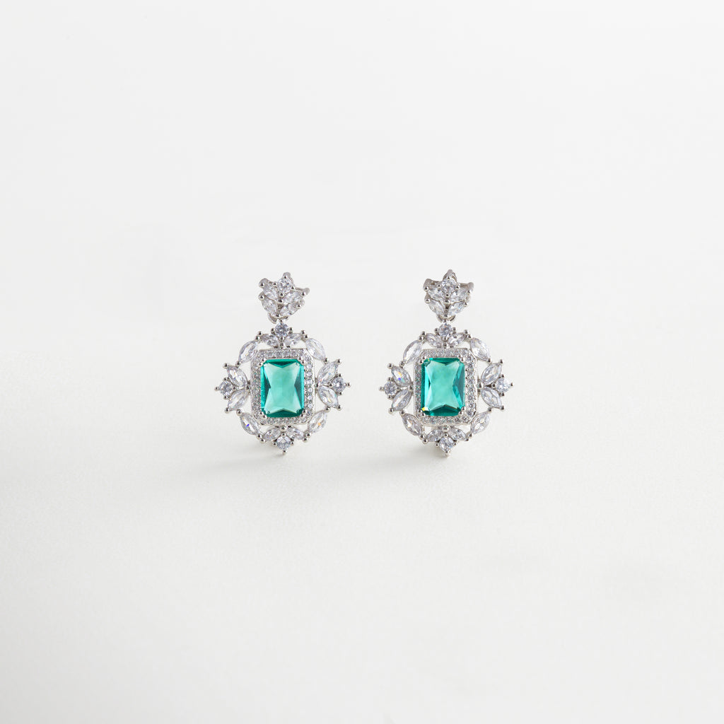 Aretes pequeños con piedra verde y halo de zirconias, Par de aretes con centro verde intenso y borde brillante, Aretes Sami Mint con zirconias y piedra de corte esmeralda, Aretes elegantes con piedra central verde y pétalos luminosos
