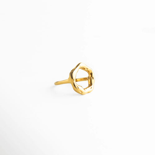 Silueta fluida en baño dorado con textura orgánica que refleja la luz desde cada ángulo.