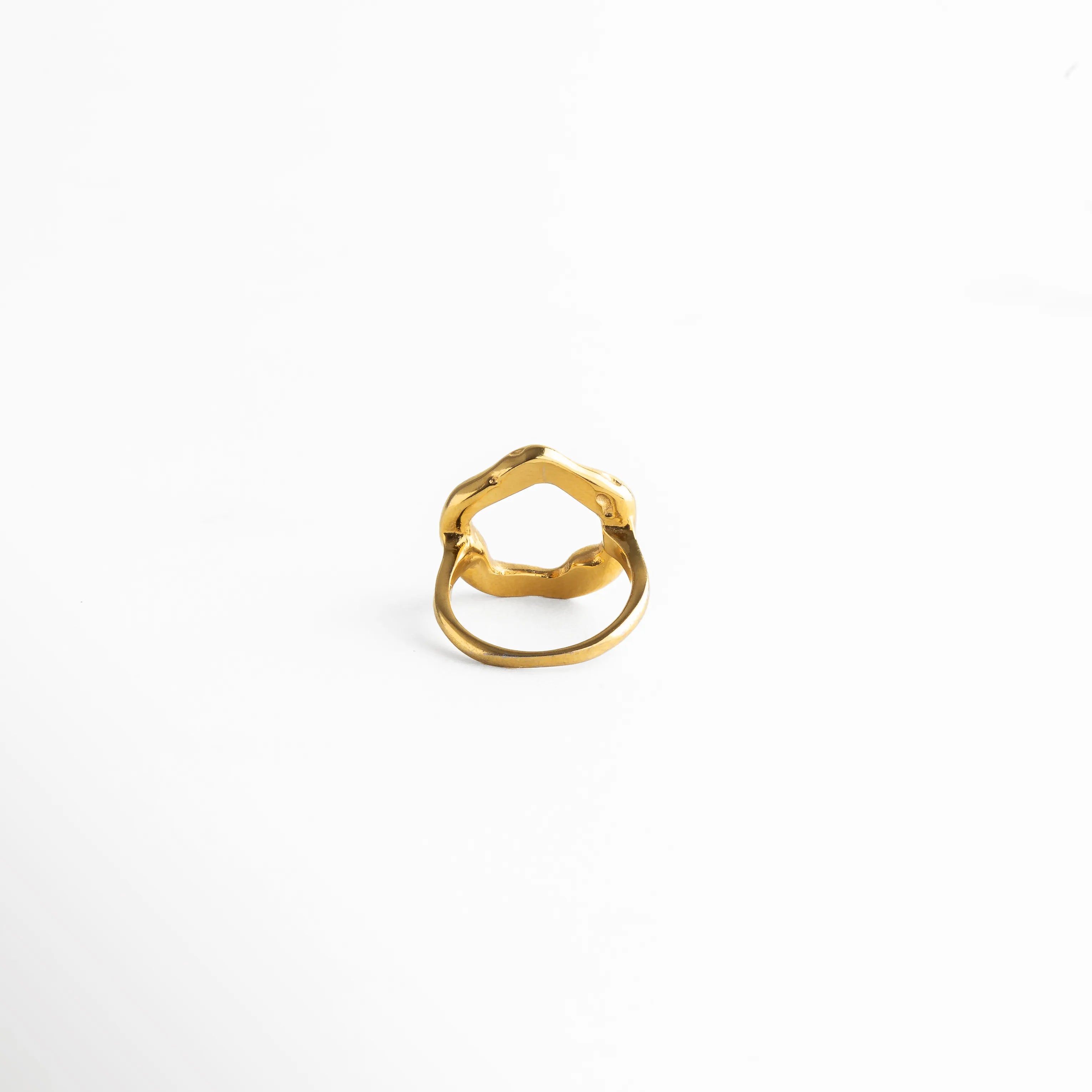 Anillo con estructura abierta y forma ondulada, aportando un toque contemporáneo y sofisticado.