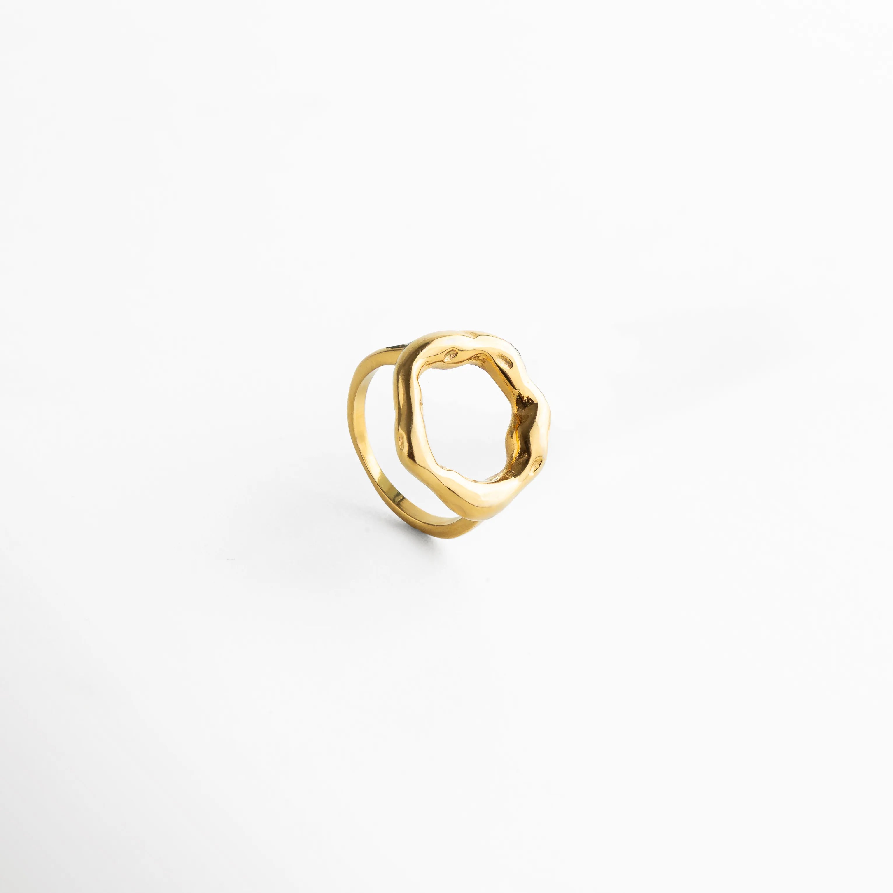 Diseño artístico con líneas suaves y acabado brillante, ideal para combinar con otros anillos dorados.