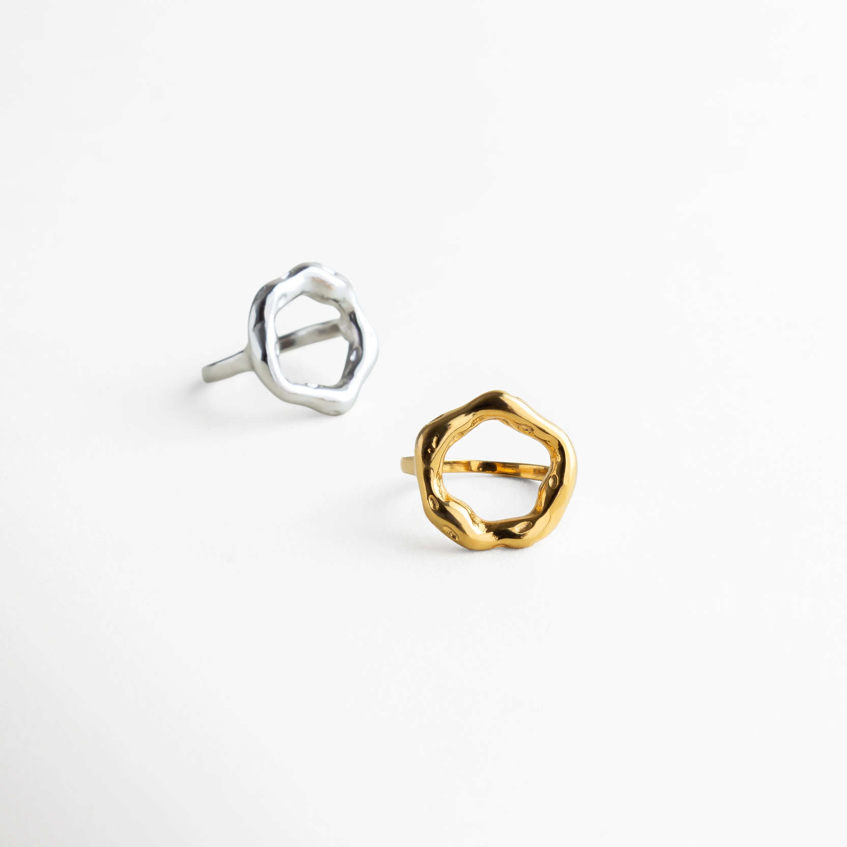 Anillos en versión dorada y plateada con diseño circular irregular, un contraste elegante entre tonos metálicos.
