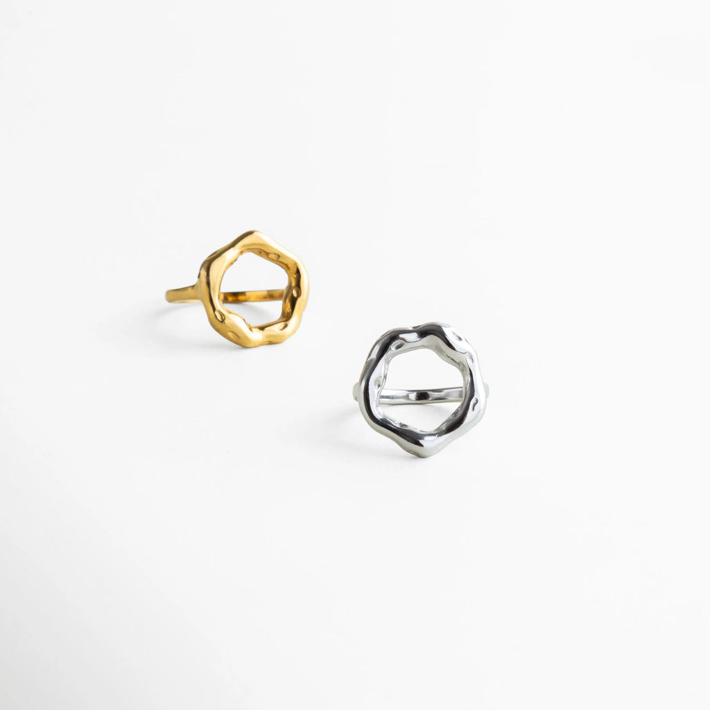 Anillos en acabado dorado y plateado con diseño circular irregular, un estilo moderno inspirado en las formas orgánicas.