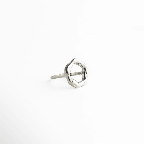 Anillo plateado con silueta fluida y textura ondulada, reflejando un brillo contemporáneo y minimalista.
