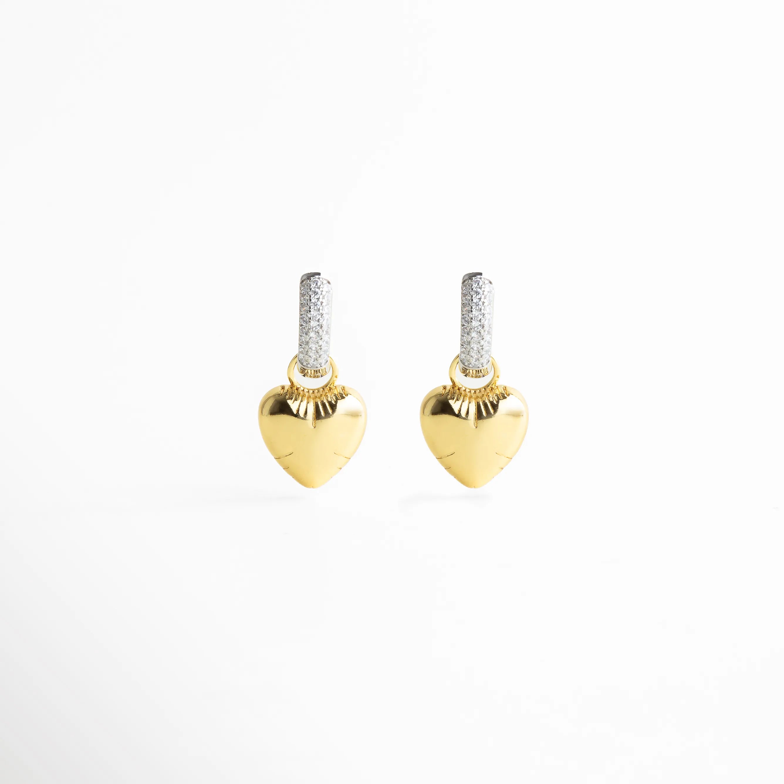 Par de aretes dorados con corazones colgantes y aros plateados decorados con zirconias, diseño elegante y versátil que combina brillo y feminidad.