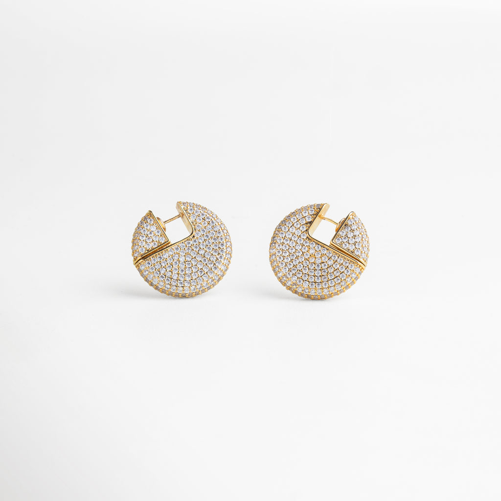 aretes dorados colgantes con zirconia cúbica, diseño delicado y sofisticado, joyería elegante para ocasiones especiales, accesorio femenino que refleja la luz, pieza moderna que eleva cualquier look
