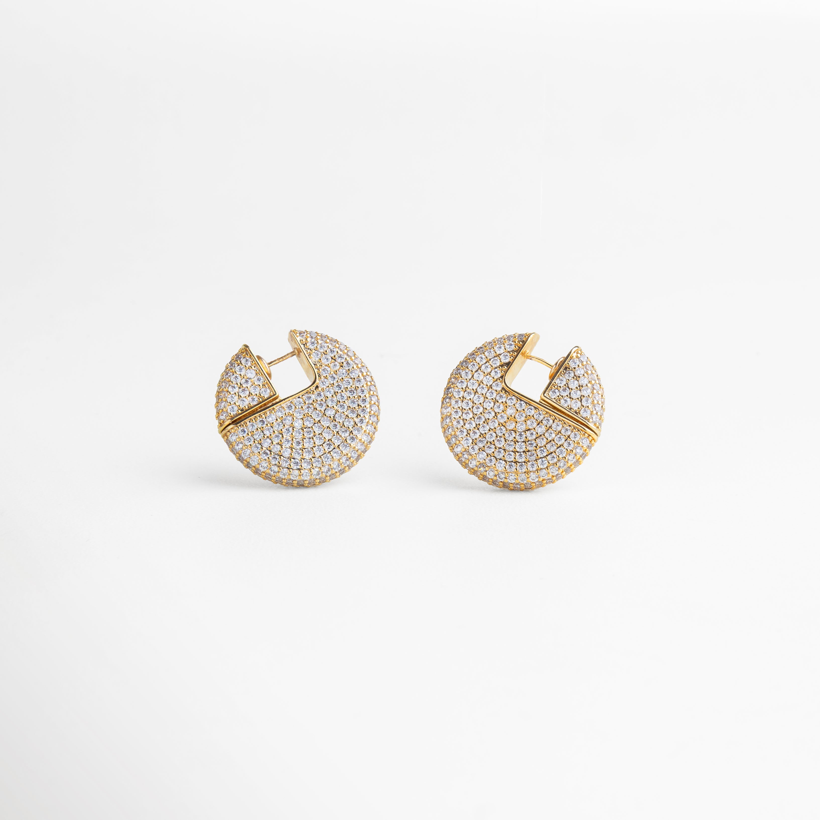 aretes dorados colgantes con zirconia cúbica, diseño delicado y sofisticado, joyería elegante para ocasiones especiales, accesorio femenino que refleja la luz, pieza moderna que eleva cualquier look