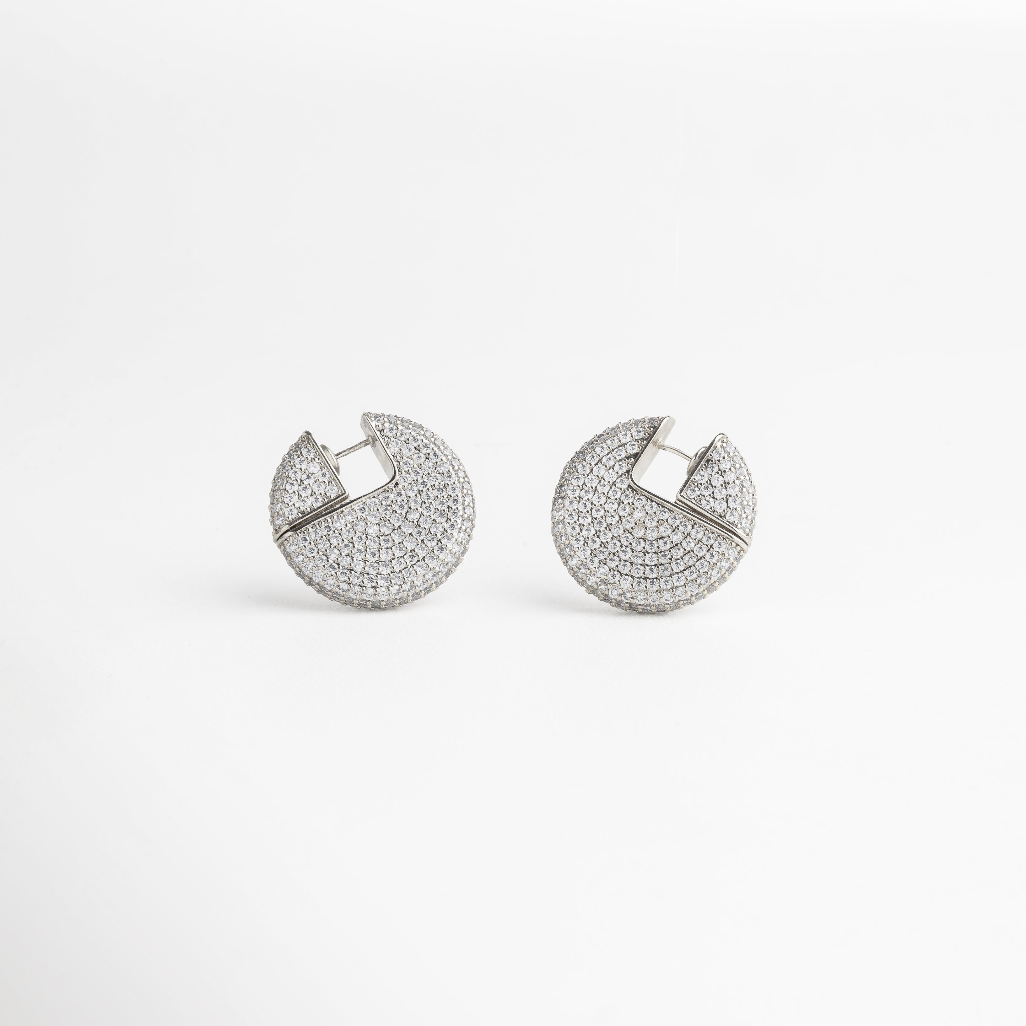 aretes plateados colgantes con zirconia cúbica, diseño delicado y sofisticado, joyería elegante para ocasiones especiales, accesorio femenino que refleja la luz, pieza moderna que eleva cualquier look