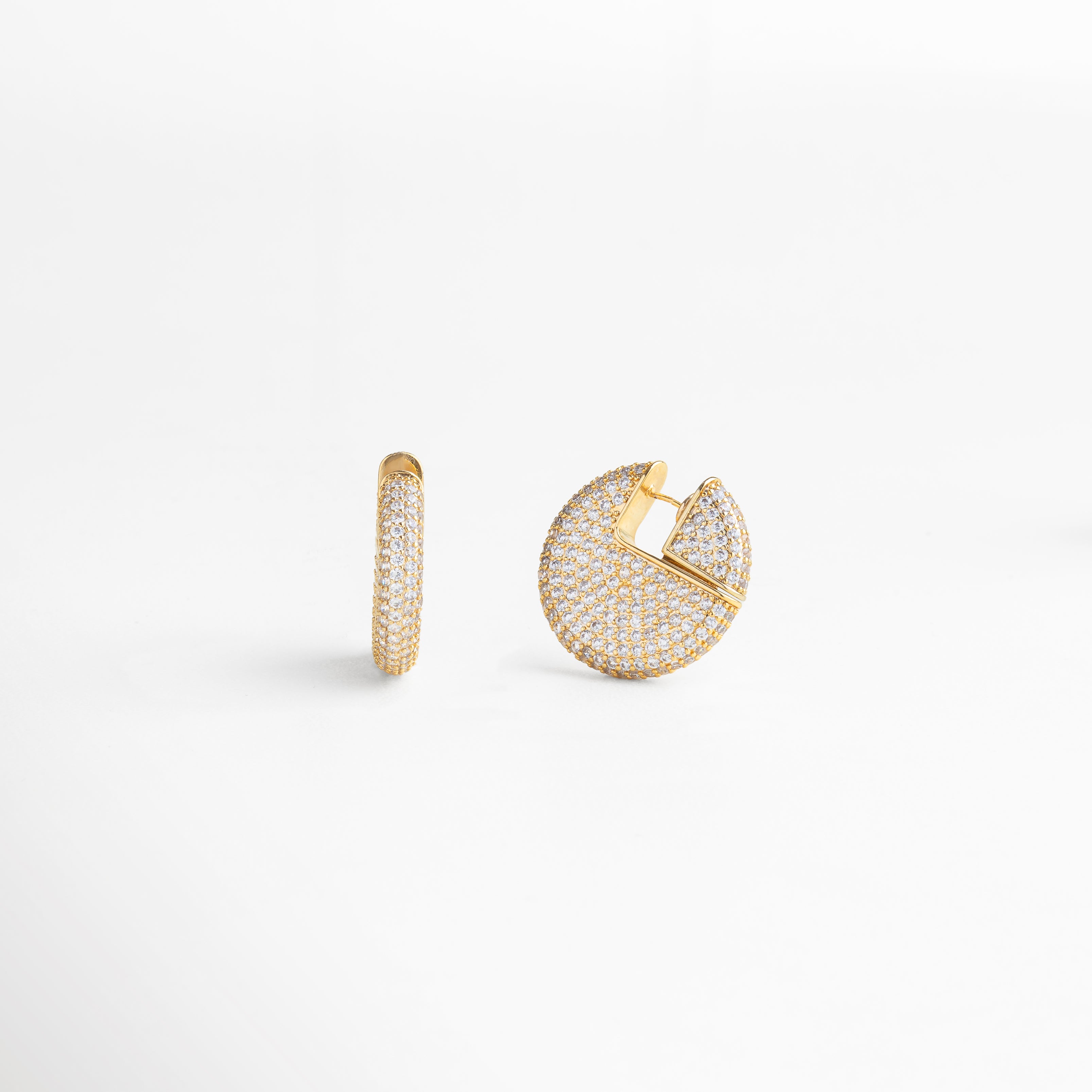 estructura resistente y ergonómica, proporciones equilibradas que enmarcan el lóbulo, acabado pulido de alta calidad, pieza versátil para combinar con otros accesorios, diseño atemporal