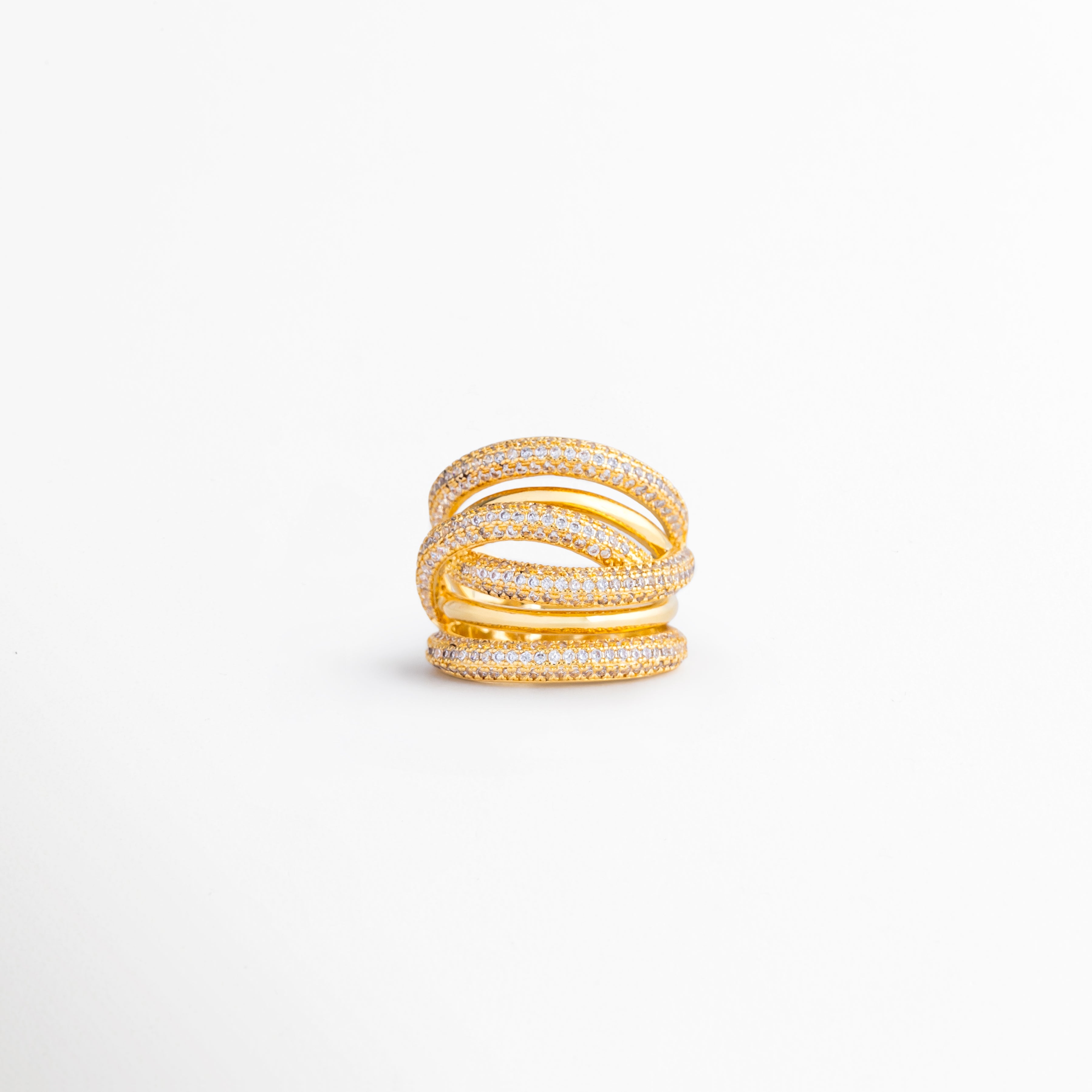 Anillo con diseño multicapa en acabado dorado y plateado, decorado con zirconias brillantes para un estilo elegante y moderno, Anillo ancho de múltiples bandas entrelazadas con recubrimiento en oro 18K y rodio plateado, ideal para ocasiones especiales, Anillo statement con incrustaciones de zirconias y combinación de tonos dorado y plata que aporta sofisticación a cualquier look, Anillo de diseño contemporáneo con bandas cruzadas y detalles brillantes de zirconia para un acabado llamativo, Anillo elegante