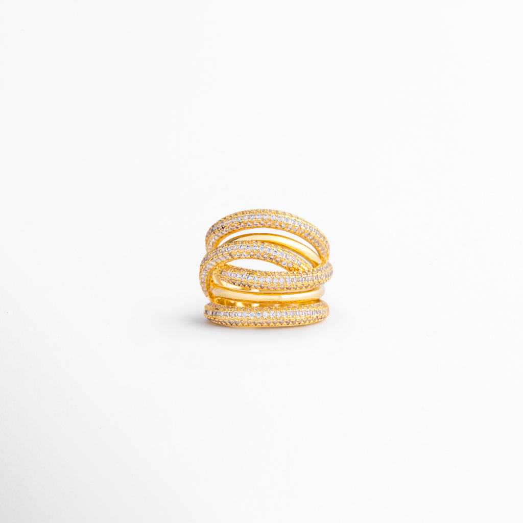 Anillo con diseño multicapa en acabado dorado y plateado, decorado con zirconias brillantes para un estilo elegante y moderno, Anillo ancho de múltiples bandas entrelazadas con recubrimiento en oro 18K y rodio plateado, ideal para ocasiones especiales, Anillo statement con incrustaciones de zirconias y combinación de tonos dorado y plata que aporta sofisticación a cualquier look, Anillo de diseño contemporáneo con bandas cruzadas y detalles brillantes de zirconia para un acabado llamativo, Anillo elegante