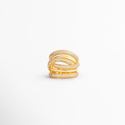 Anillo con diseño multicapa en acabado dorado y plateado, decorado con zirconias brillantes para un estilo elegante y moderno, Anillo ancho de múltiples bandas entrelazadas con recubrimiento en oro 18K y rodio plateado, ideal para ocasiones especiales, Anillo statement con incrustaciones de zirconias y combinación de tonos dorado y plata que aporta sofisticación a cualquier look, Anillo de diseño contemporáneo con bandas cruzadas y detalles brillantes de zirconia para un acabado llamativo, Anillo elegante