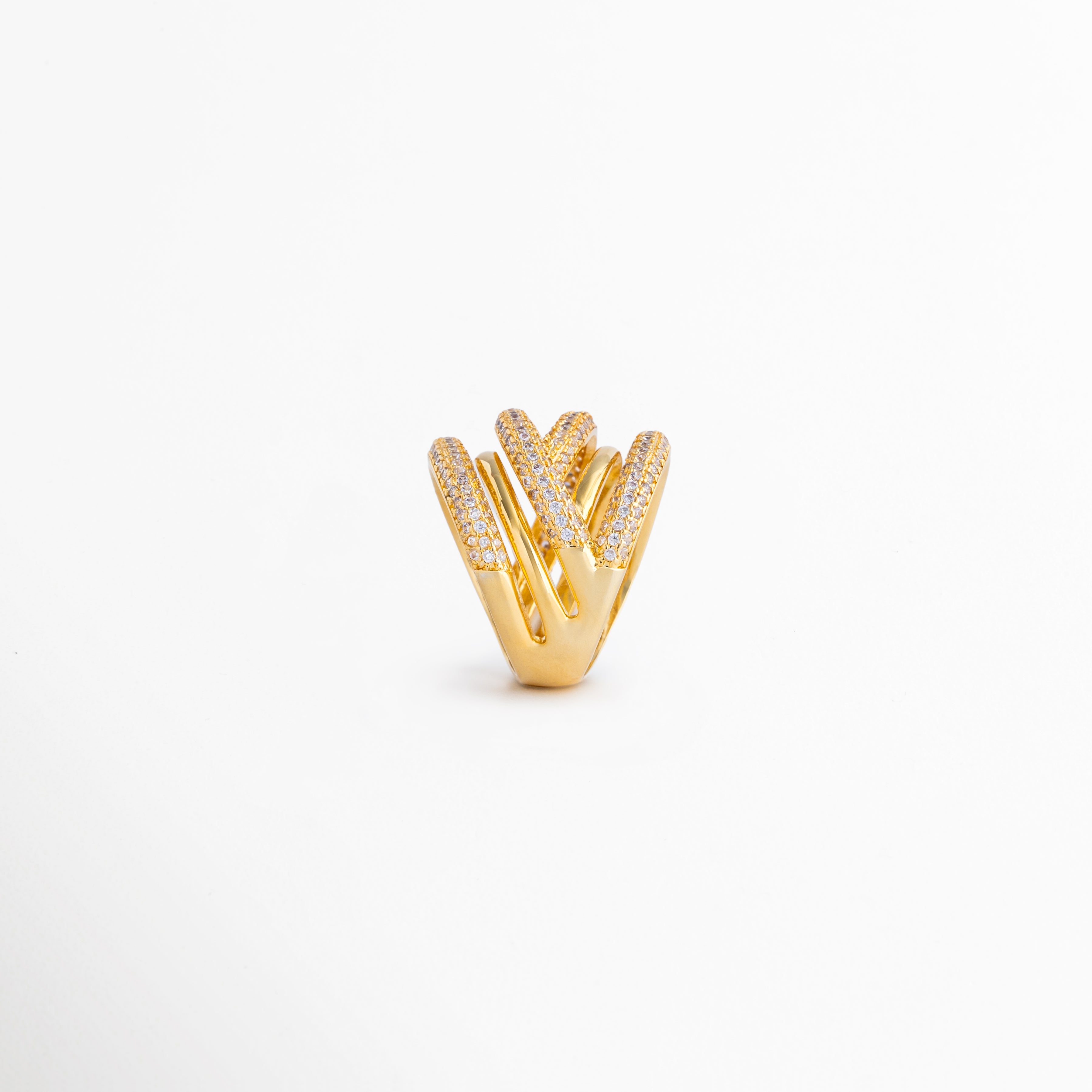 Vista superior del anillo que revela el patrón de bandas cruzadas decoradas con zirconias brillantes, Anillo de diseño arquitectónico con múltiples líneas metálicas y detalles de brillo en acabado bicolor, Detalle frontal de anillo elegante con combinación de oro 18K y rodio plateado para un efecto sofisticado, Vista superior que destaca la distribución de zirconias y la estructura envolvente del diseño, Anillo moderno con bandas entrelazadas y acabado brillante que aporta textura y dimensión.