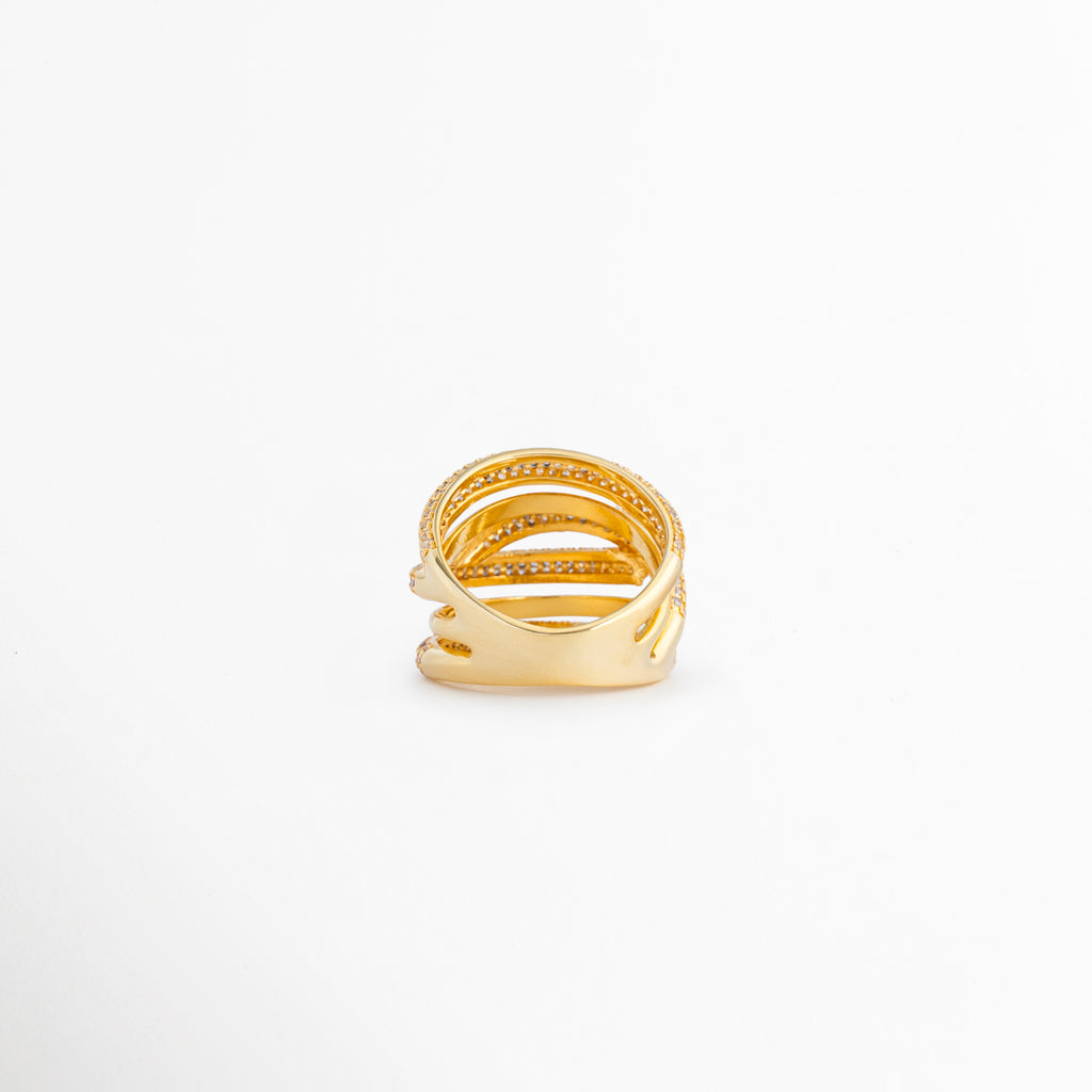 Vista posterior del anillo mostrando la estructura interior de sus bandas entrelazadas y acabado pulido, Parte interior del anillo bicolor con diseño envolvente y construcción cómoda para uso diario, Anillo de múltiples capas visto desde atrás, destacando su forma abierta y moderna, Detalle interior de anillo con acabado en oro 18K y rodio plateado elaborado en cobre, Vista trasera que permite apreciar la construcción y el diseño ergonómico del anillo.