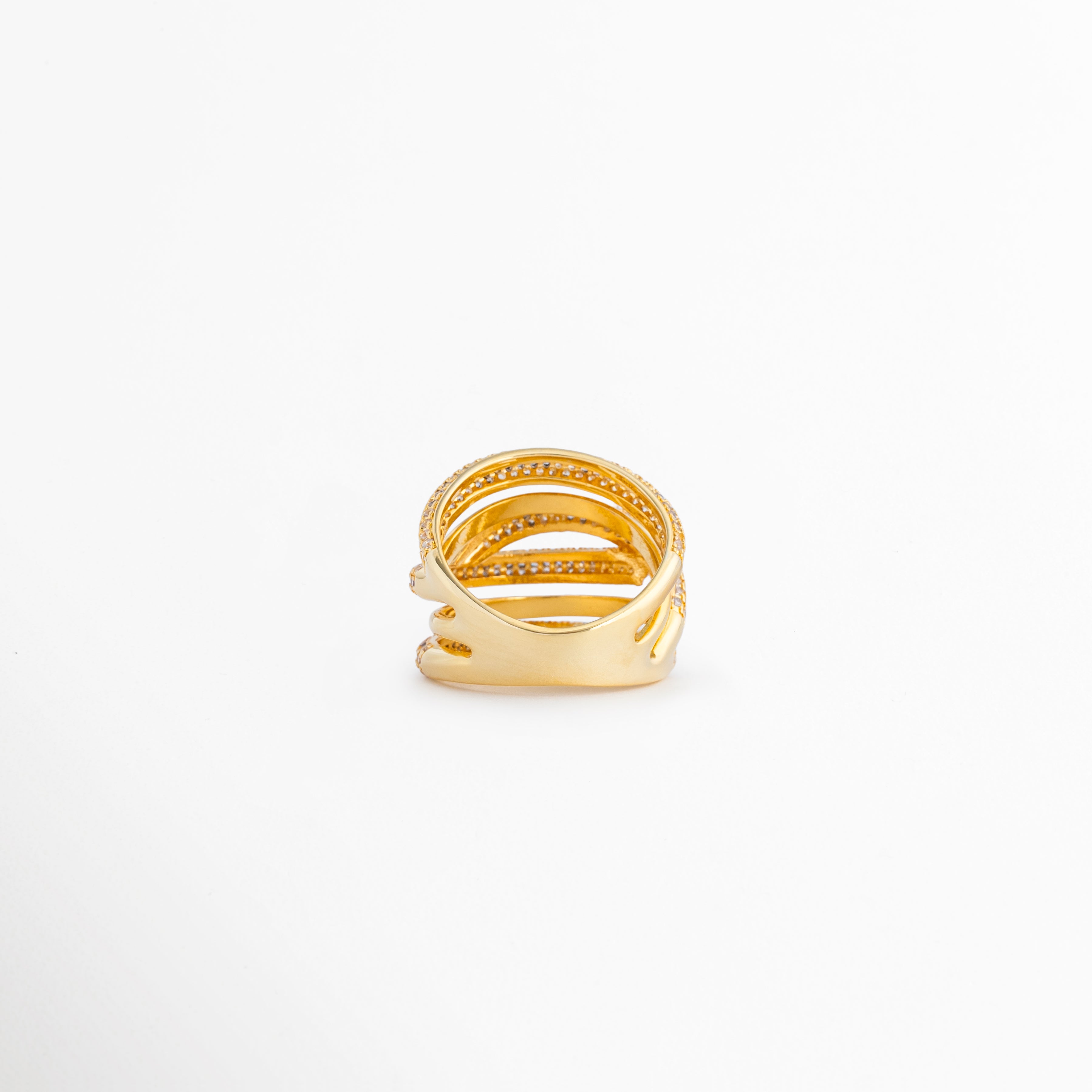 Vista posterior del anillo mostrando la estructura interior de sus bandas entrelazadas y acabado pulido, Parte interior del anillo bicolor con diseño envolvente y construcción cómoda para uso diario, Anillo de múltiples capas visto desde atrás, destacando su forma abierta y moderna, Detalle interior de anillo con acabado en oro 18K y rodio plateado elaborado en cobre, Vista trasera que permite apreciar la construcción y el diseño ergonómico del anillo.