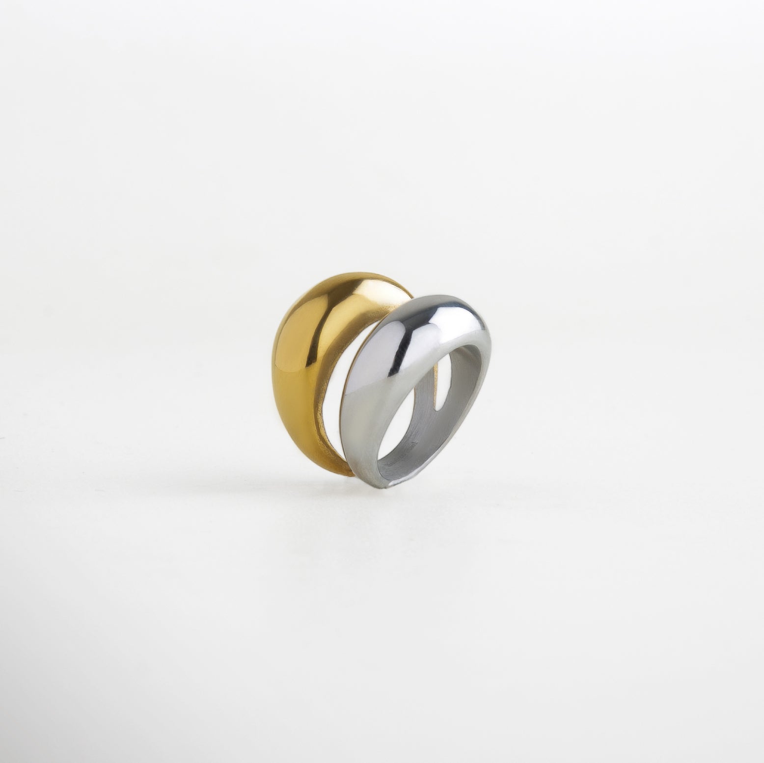 Anillo doble en acabado dorado y plateado, Anillo bicolor en acero inoxidable, Diseño moderno en anillo doble banda bitono, Anillo Doble Bitono con contraste metálico